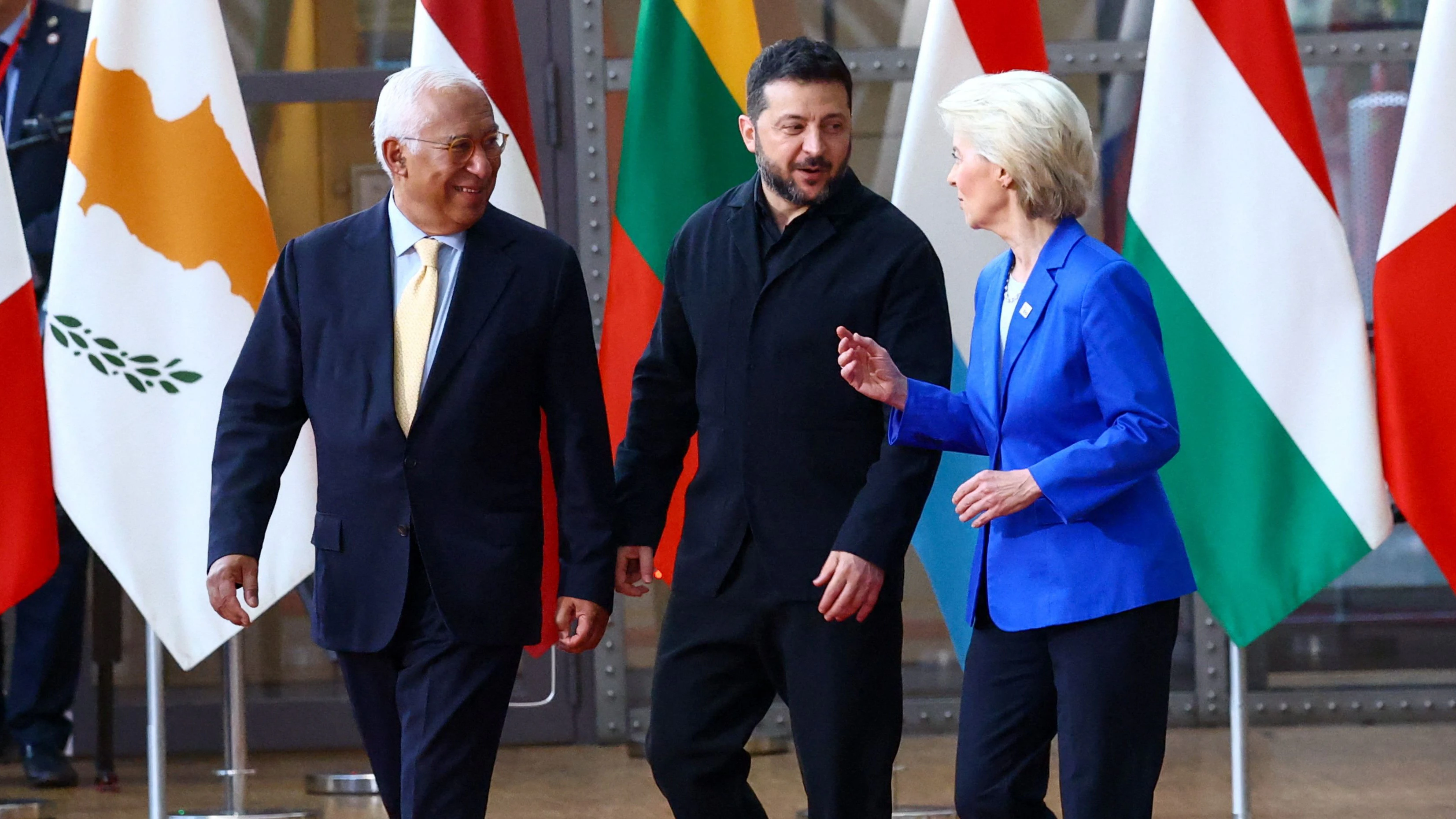 President of the European Council António Costa, Ukrainian President Volodymyr Zelenskiy and President of the European Commission Ursula von der Leyen arrive at a European Union leaders summit in Brussels, Belgium October 16, 2026.  REUTERS/Yves Herman
