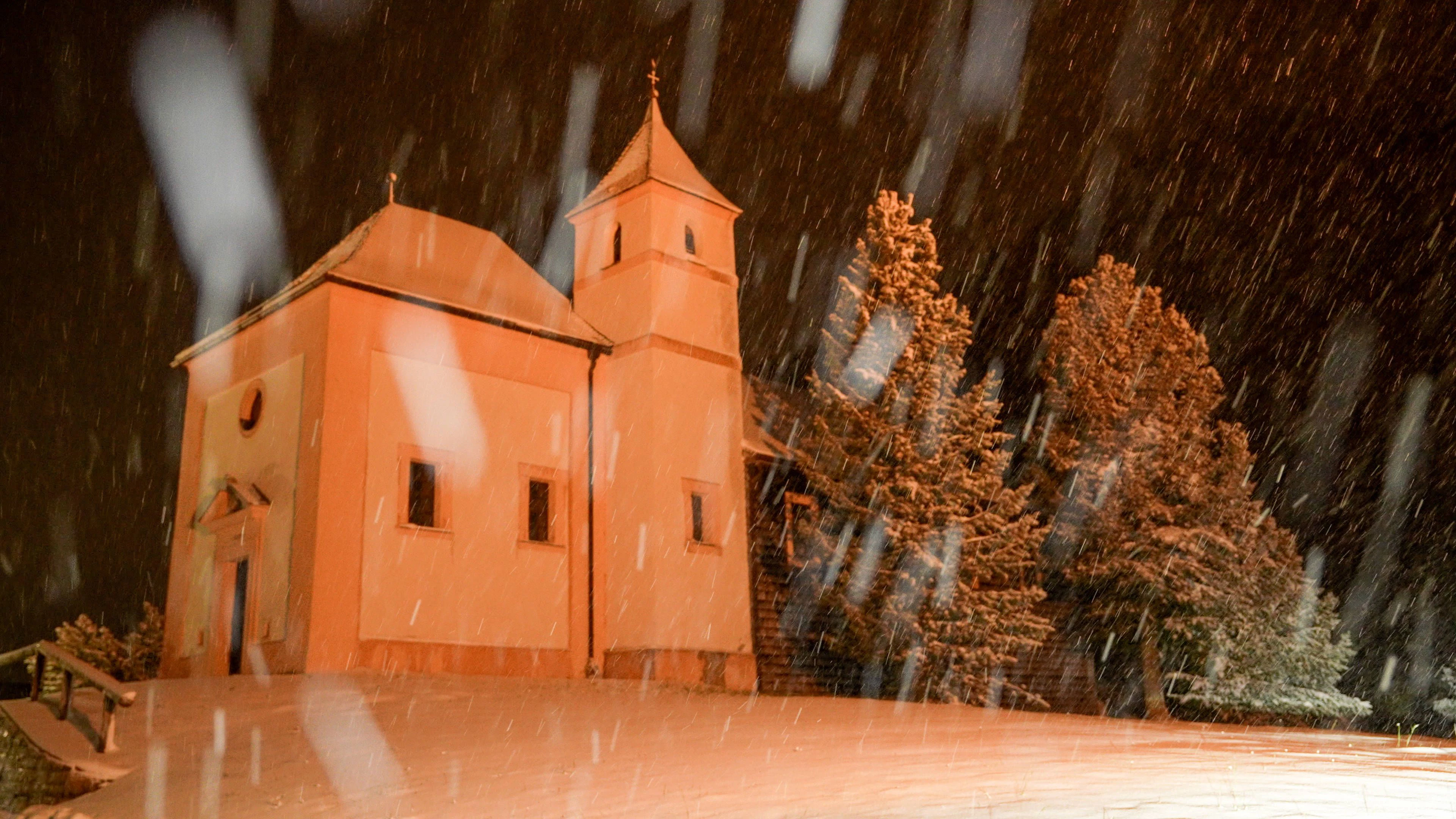 In den Alpen ist wieder Schneefall möglich. 