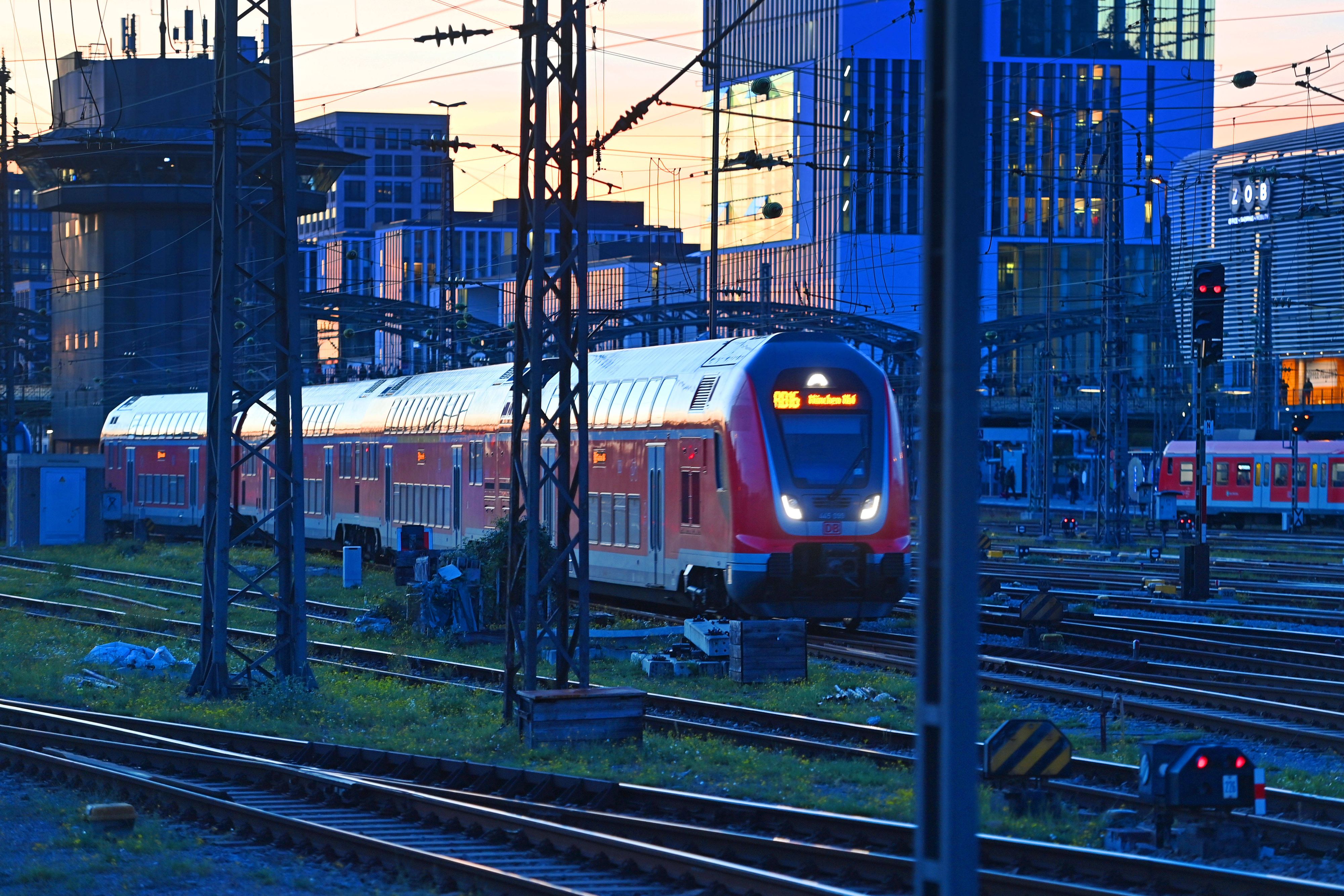 Ein roter Doppelstock-Regionalzug der Deutschen Bahn im Gleisvorfeld des Münchner Hauptbahnhofs vor der Hackerbrücke.