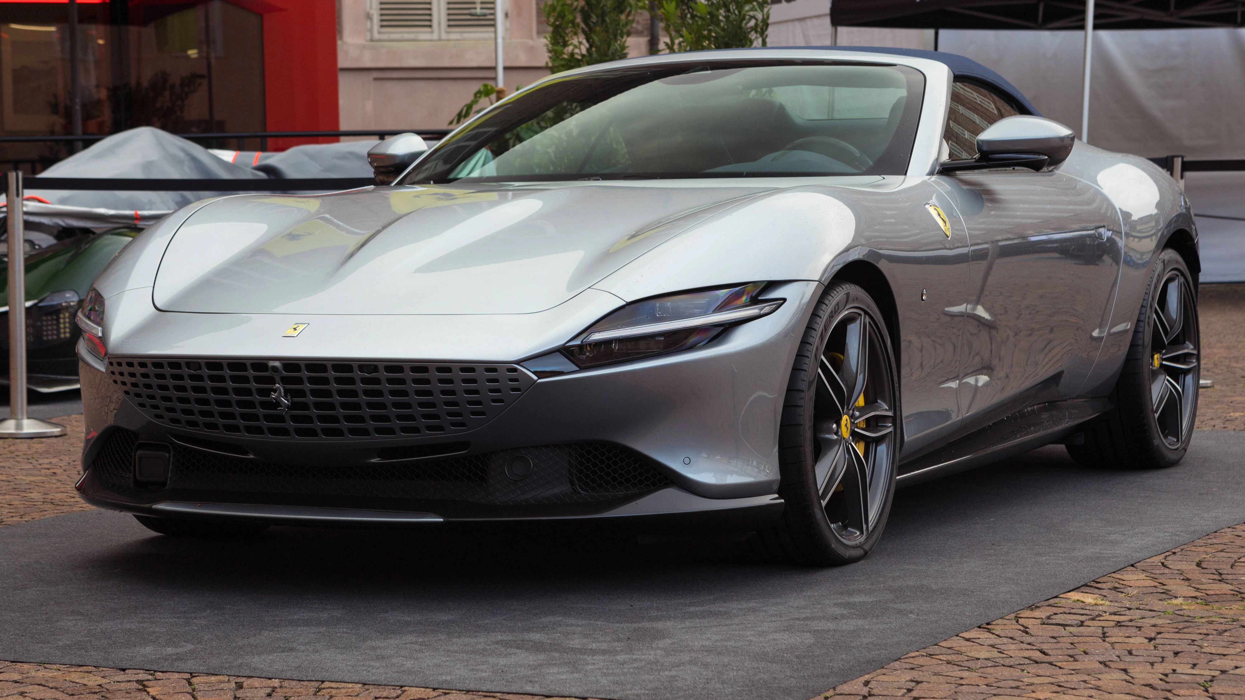 Ein Ferrari Roma Spider bei der Turin Auto-Show 2025