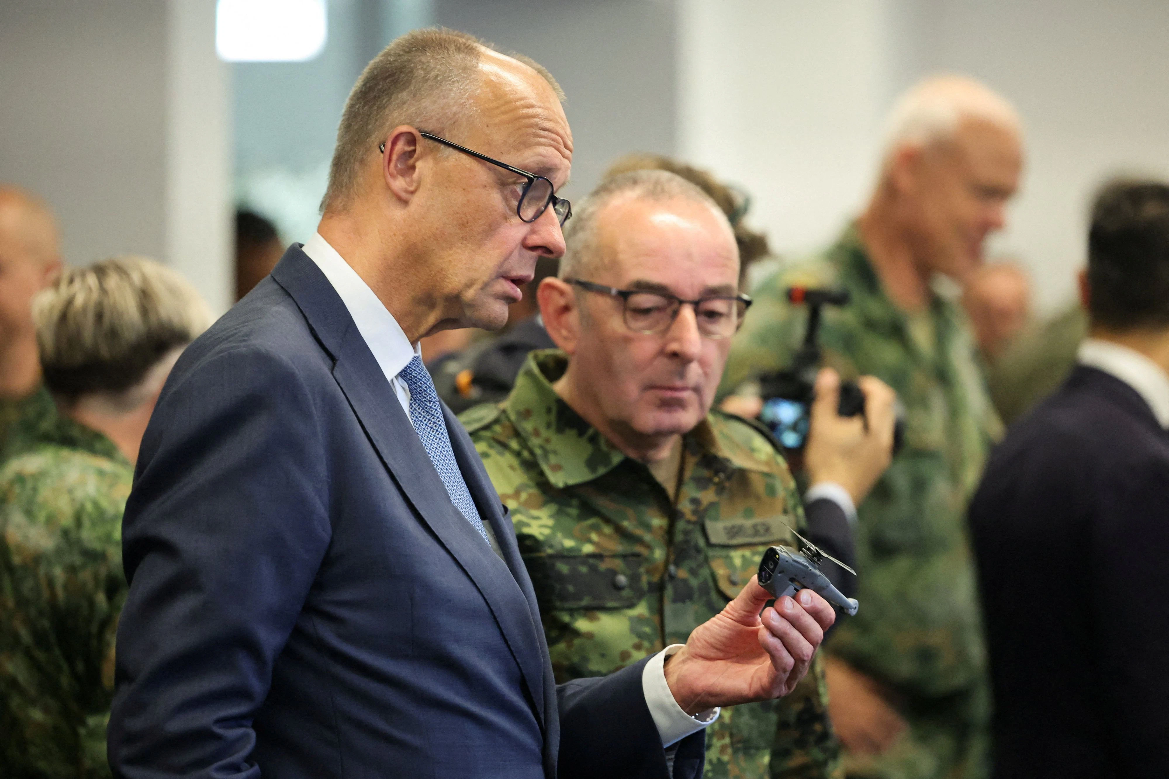 Der deutsche General Carsten Breuer, Generalinspekteur der Bundeswehr, mit Kanzler Friedrich Merz (mit einer Mini-Drohne): "Die deutsche Bundesregierung ist ein Motor der NATO"