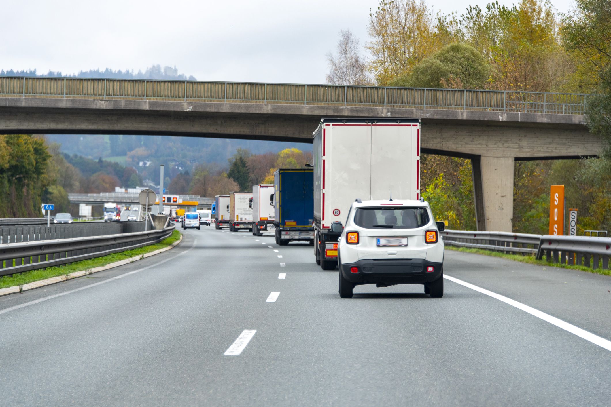Schnee und Eis können Autofahrer nicht nur ins Rutschen bringen. Auch bei der Bereifung gelten klare gesetzliche Vorgaben.