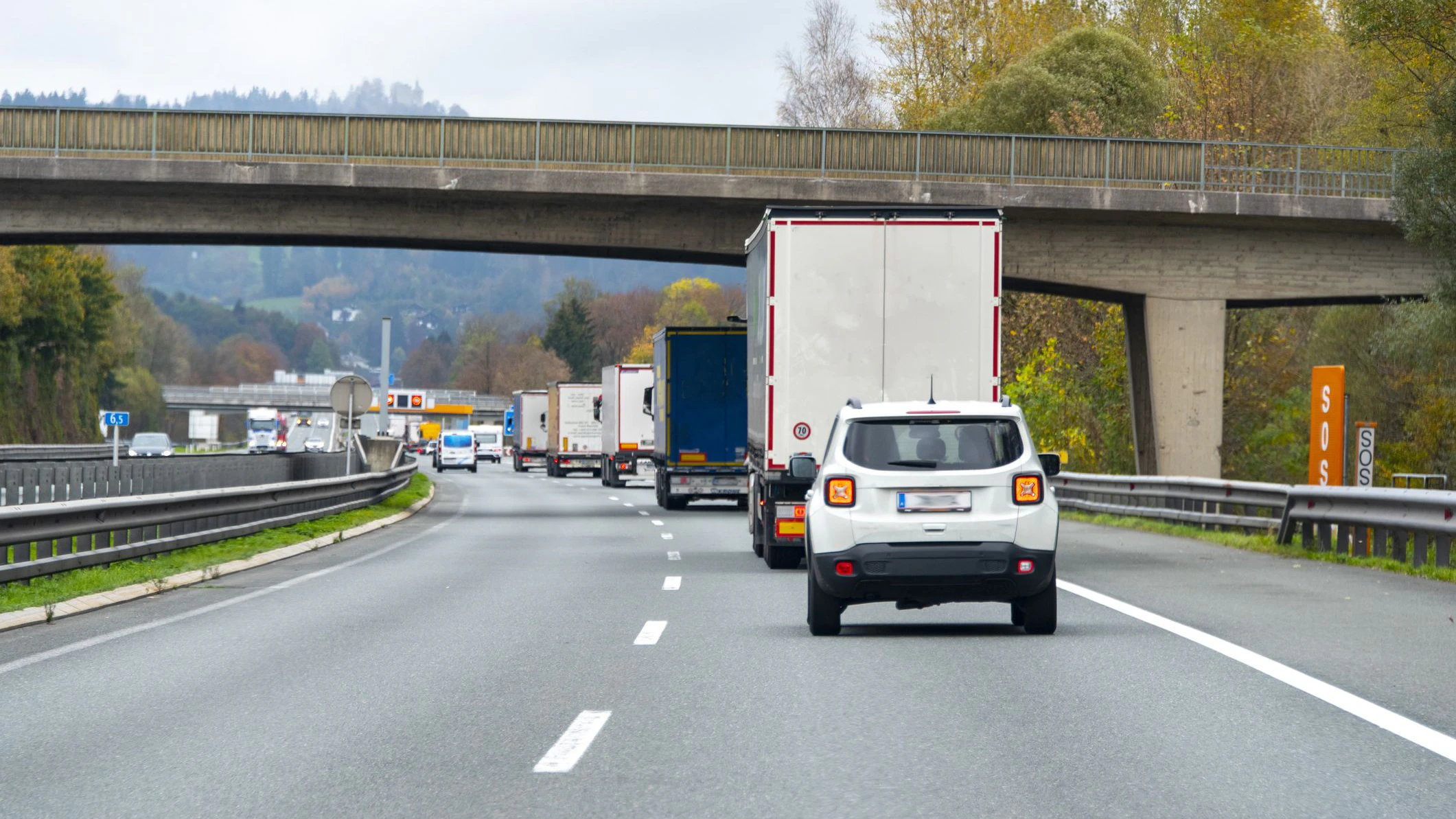 Schnee und Eis können Autofahrer nicht nur ins Rutschen bringen. Auch bei der Bereifung gelten klare gesetzliche Vorgaben.
