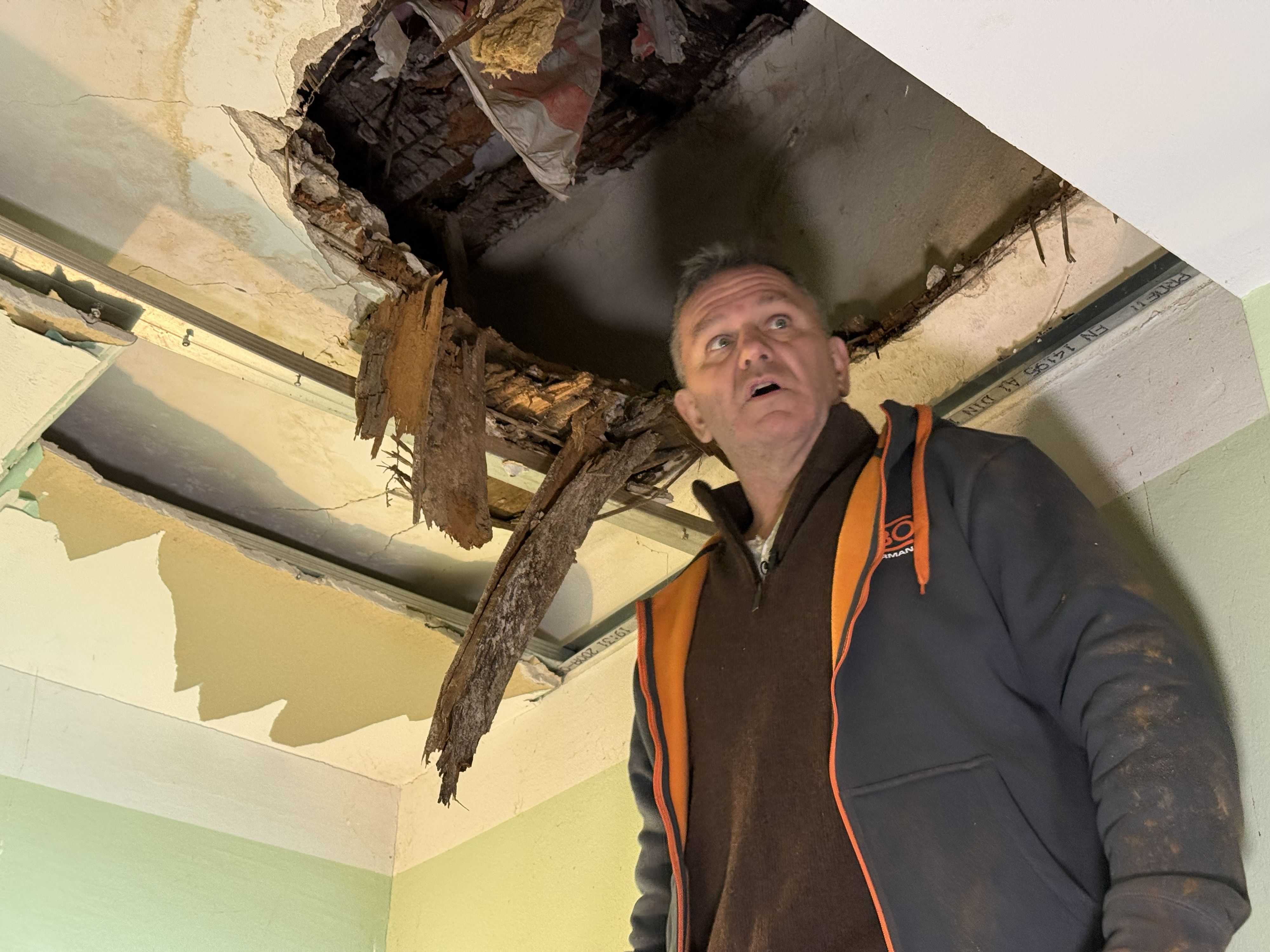 EU-Bausachverständiger Günther Nussbaum untersucht die eingestürzte Decke.