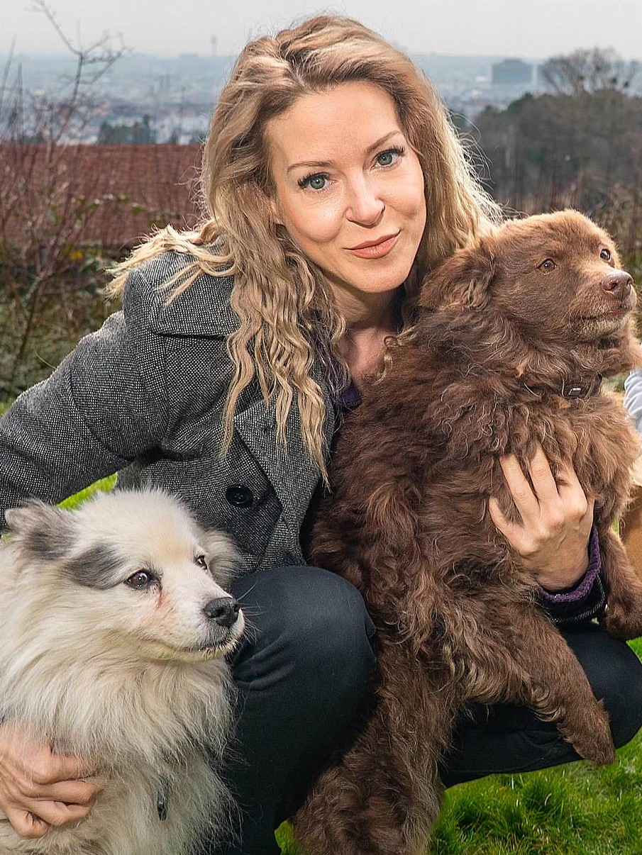 Simone hat ein großes Herz für Tiere. Hier sieht man sie mit ihren beiden Hunden.