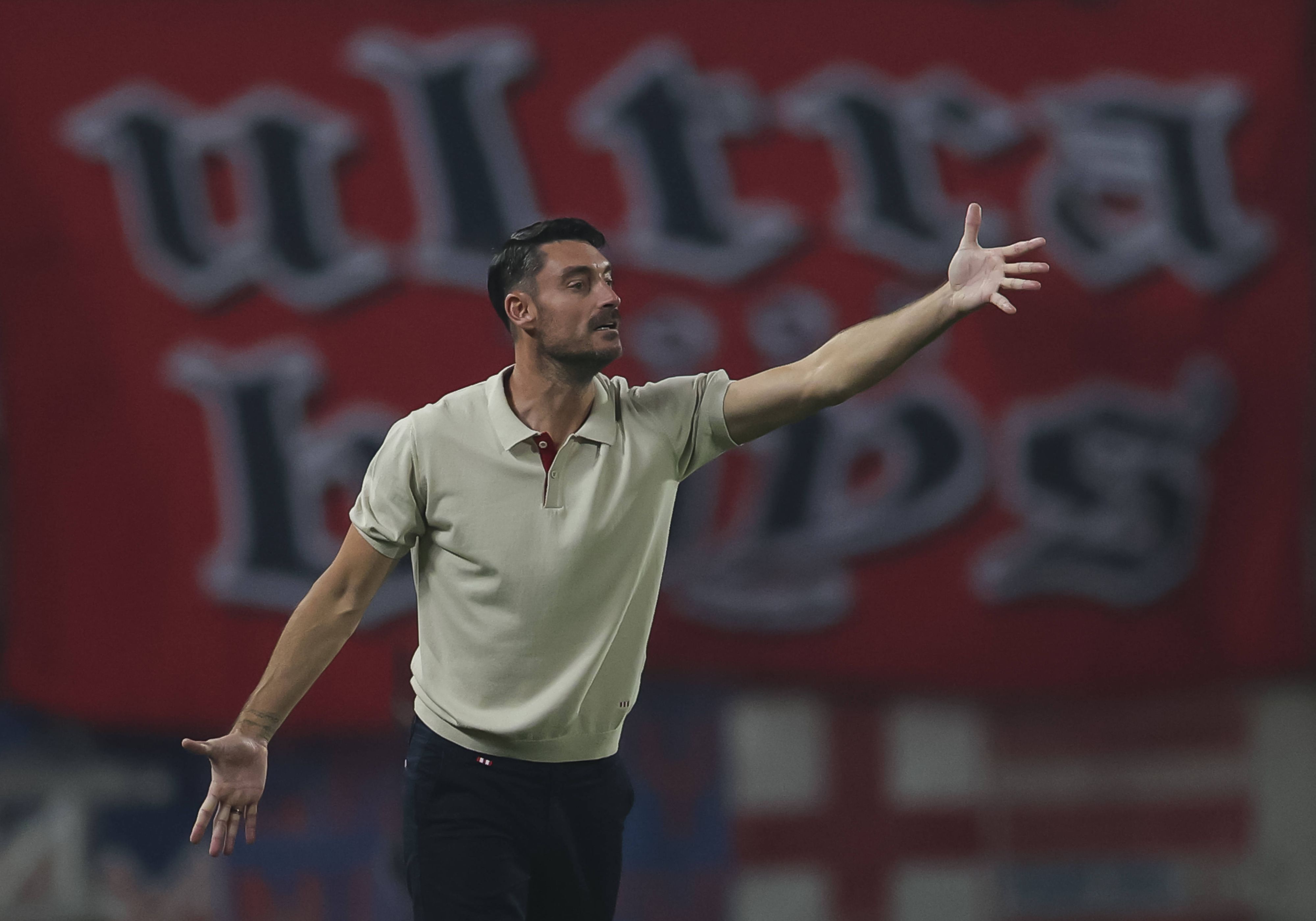 Roter-Stern-Trainer Albert Riera. 