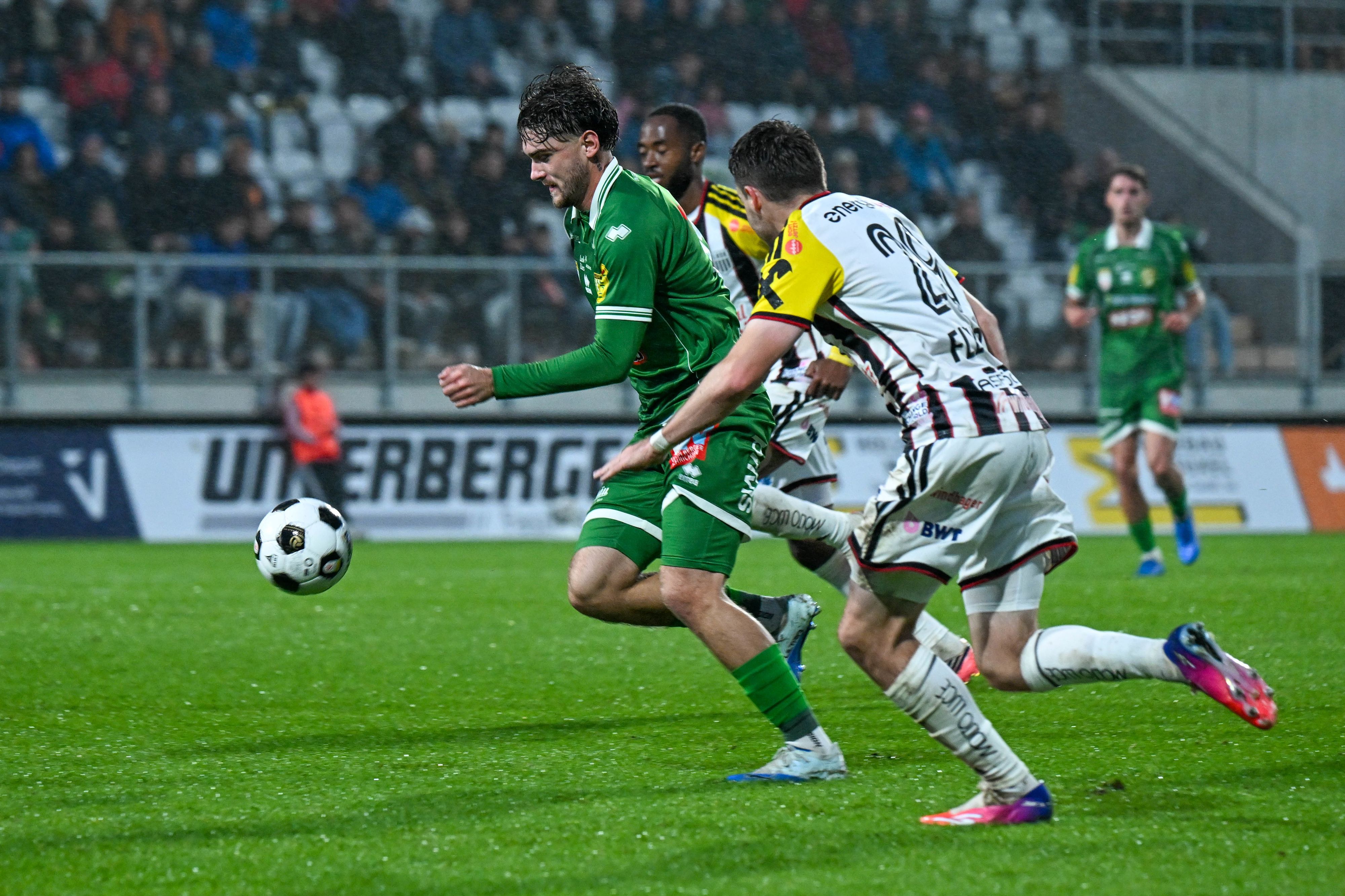 Dominik Weixelbraun (A.Lustenau) verfolgt von Florian Flecker (LASK). 