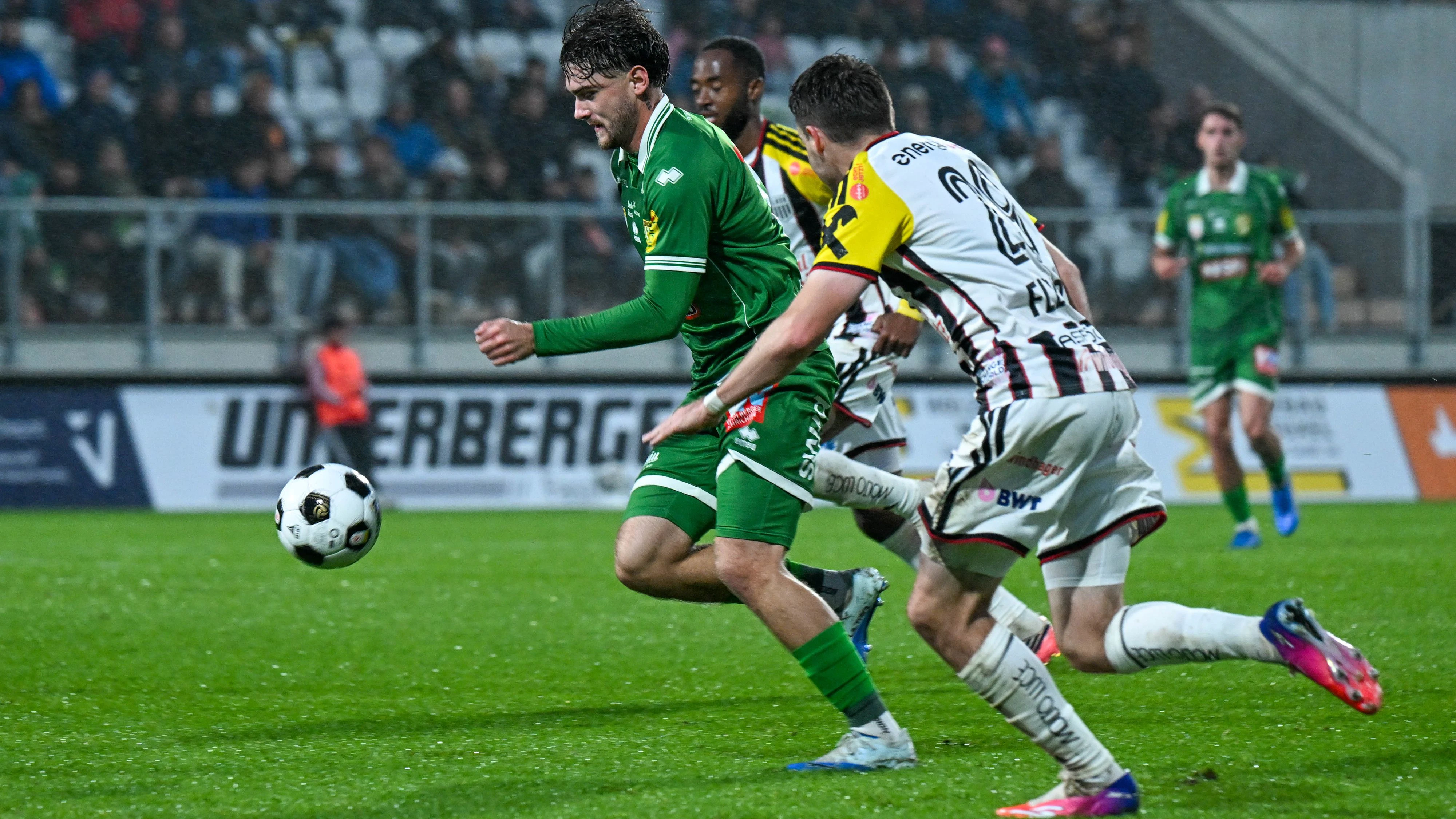 Dominik Weixelbraun (A.Lustenau) verfolgt von Florian Flecker (LASK). 