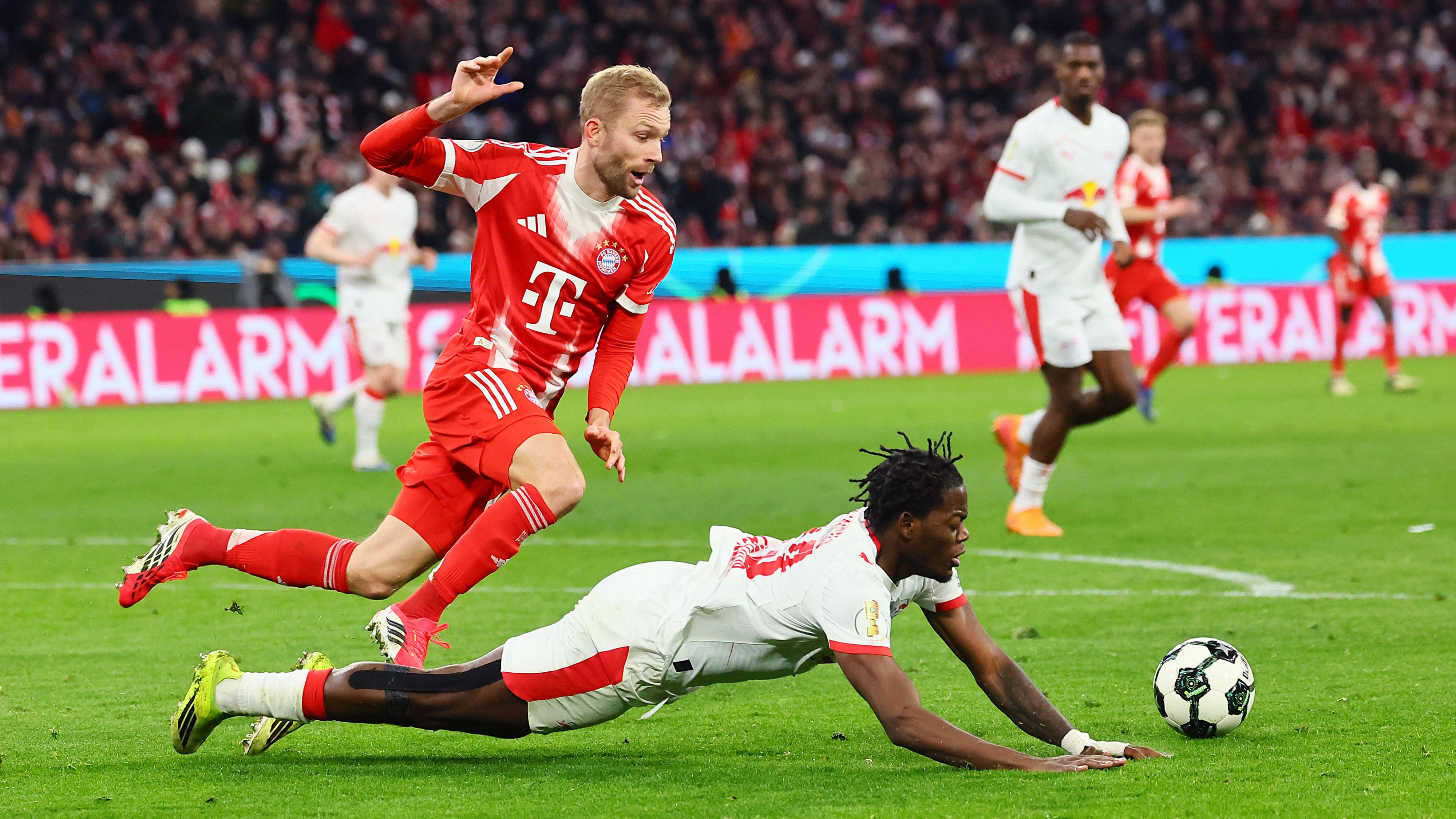 Bayern Muenchen - RB Leipzig / DFB Pokal Viertelfinale München, 11.02.2026, Allianz Arena, Fussball, DFB Pokal Viertelfinale , FC Bayern Muenchen vs. RB Leipzig 2:0 0:0 , Im Bild v.l.: Konrad Laimer 27, Bayern und Castello Lukeba 23, RB Leipzig , *** Bayern Muenchen RB Leipzig DFB Pokal Quarterfinal Munich, 11 02 2026, Allianz Arena, Soccer, DFB Pokal Quarterfinal , FC Bayern Muenchen vs RB Leipzig 2 0 0 0 , In the picture from l Konrad Laimer 27, Bayern and Castello Lukeba 23, RB Leipzig , Picture Point