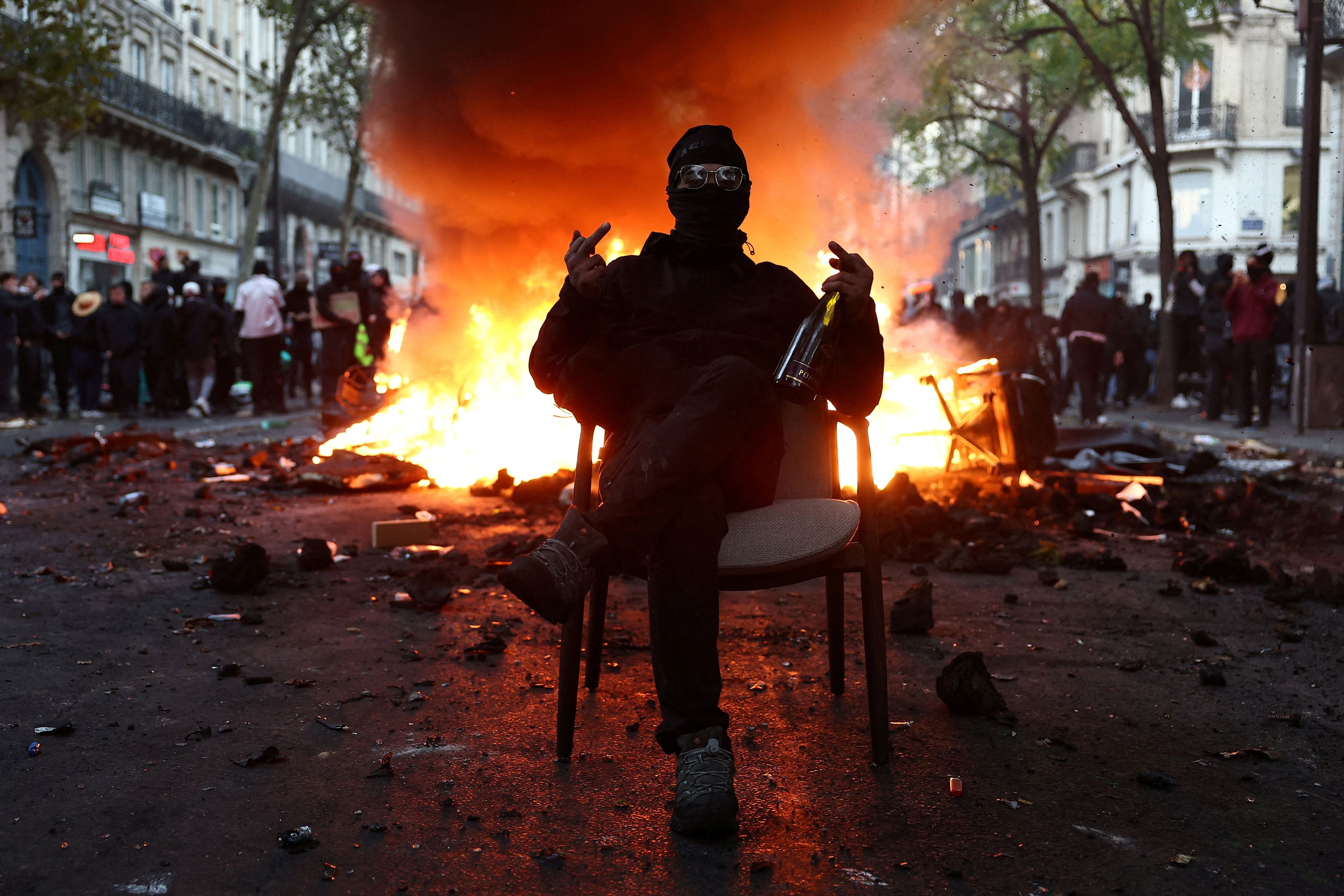 Plünderungen, brennende Gebäude und Zusammenstöße mit der Polizei: Nach schweren Ausschreitungen in Frankreich kündigt Präsident Macron Konsequenzen an.