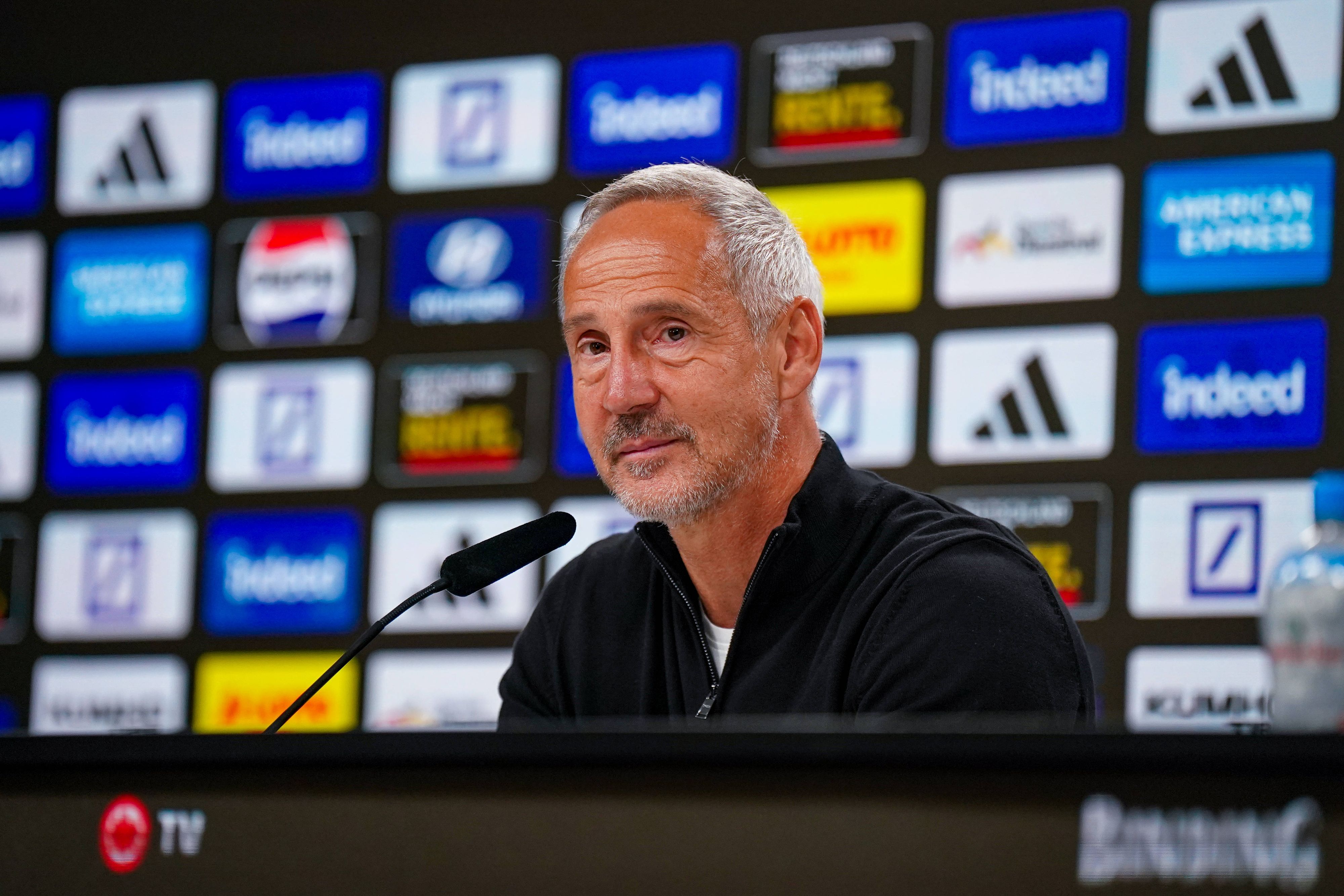 Adi Hütter auf der Pressekonferenz.