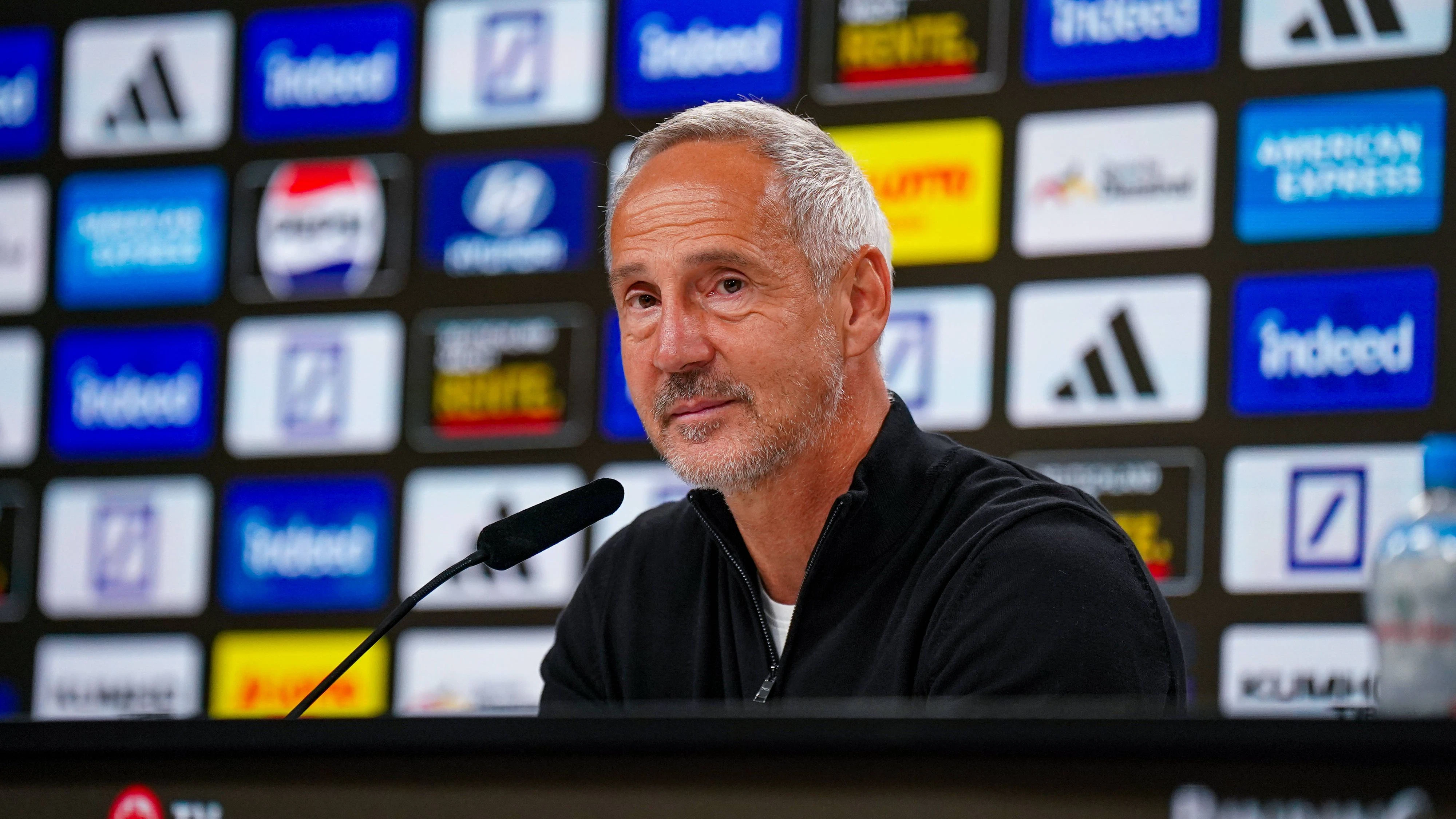 Deutschland: Fussball Bundesliga 2026 - 2027, 6. Spieltag - Eintracht Frankfurt vs 1. FC Köln - Deutsche-Bank-Park Frankfurt: Adi Hütter Trainer, Eintracht Frankfurt Mimik, Gesichtsausdruck, Emotion, Pressekonferenz, Medien *** German Soccer Bundesliga 20262027, Matchday 6: Eintracht Frankfurt vs. 1. FC Köln at Deutsche Bank Park, Frankfurt Adi Hütter, Coach of Eintracht Frankfurt facial expressions, emotions, press conference, media Copyright: xJOERANxSTEINSIEKx