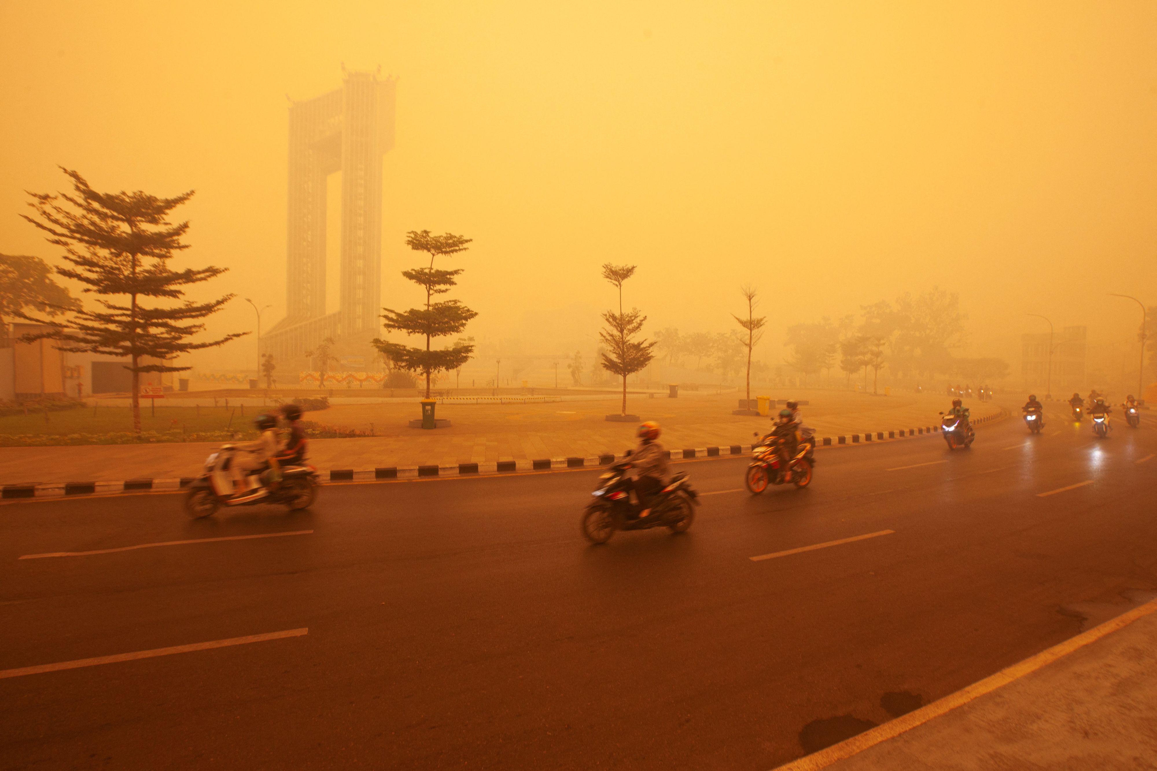 In Indonesien wüten seit Monaten verheerende Waldbrände. Der Rauch zieht bis in die Nachbarländer, Hunderttausende leiden unter der schlechten Luft.