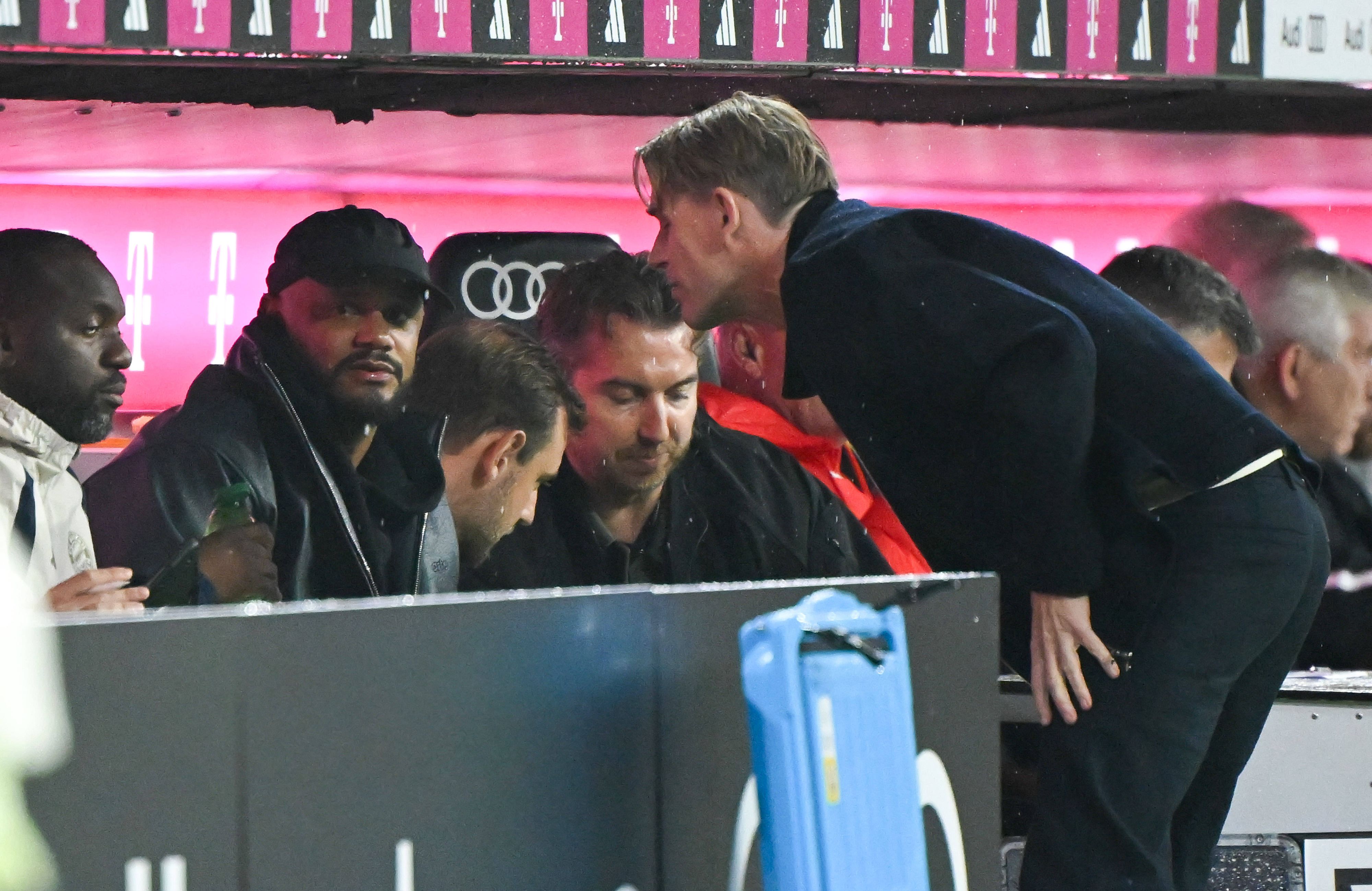 Vincent Kompany und Christoph Freund im Gespräch. 