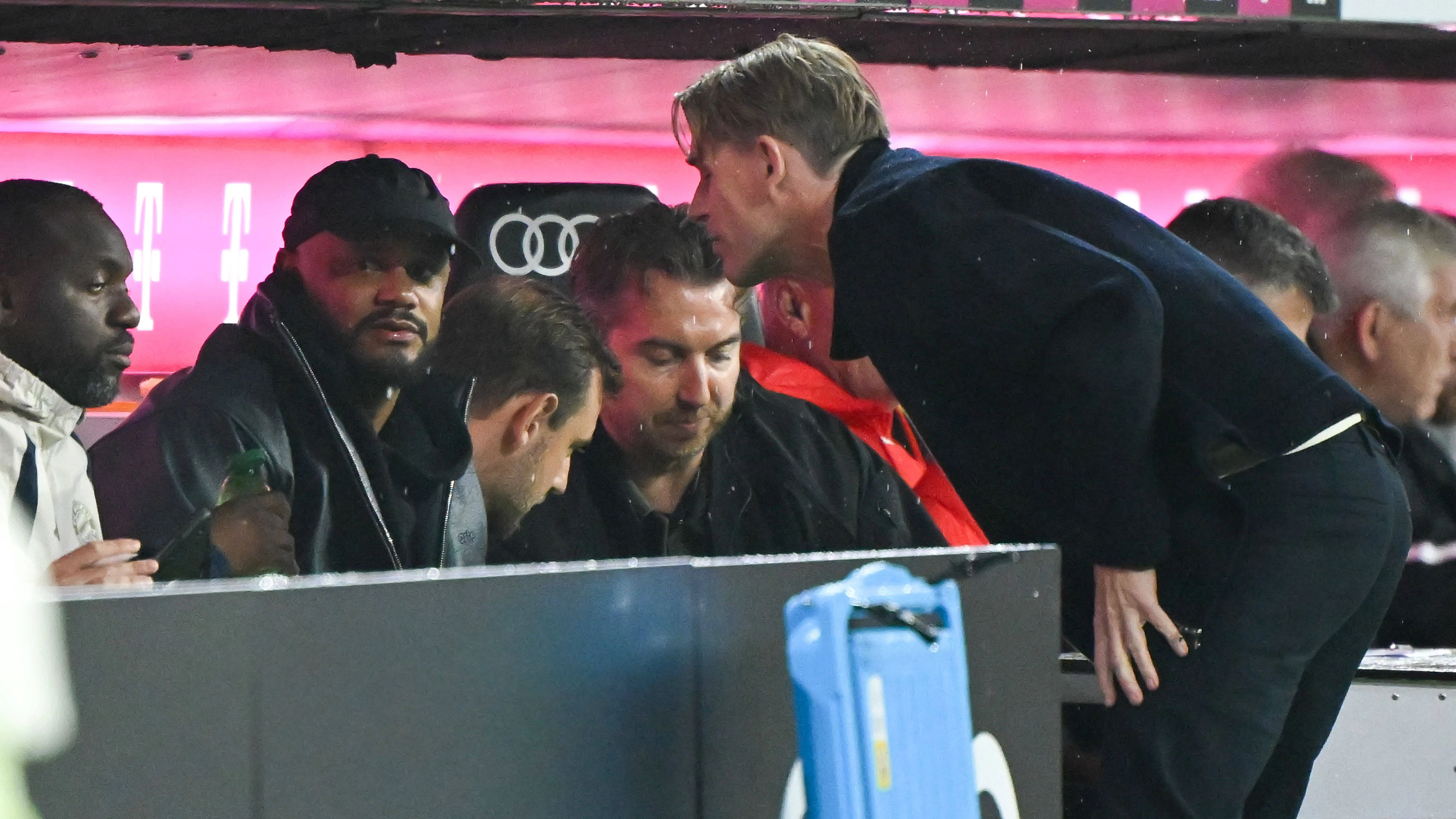 Vincent Kompany und Christoph Freund im Gespräch. 