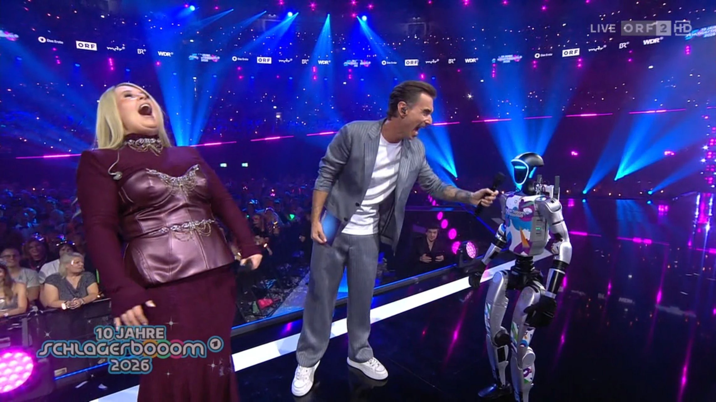 Heute.at - Warte auf dich: Roboter baggert Maite Kelly im ORF an