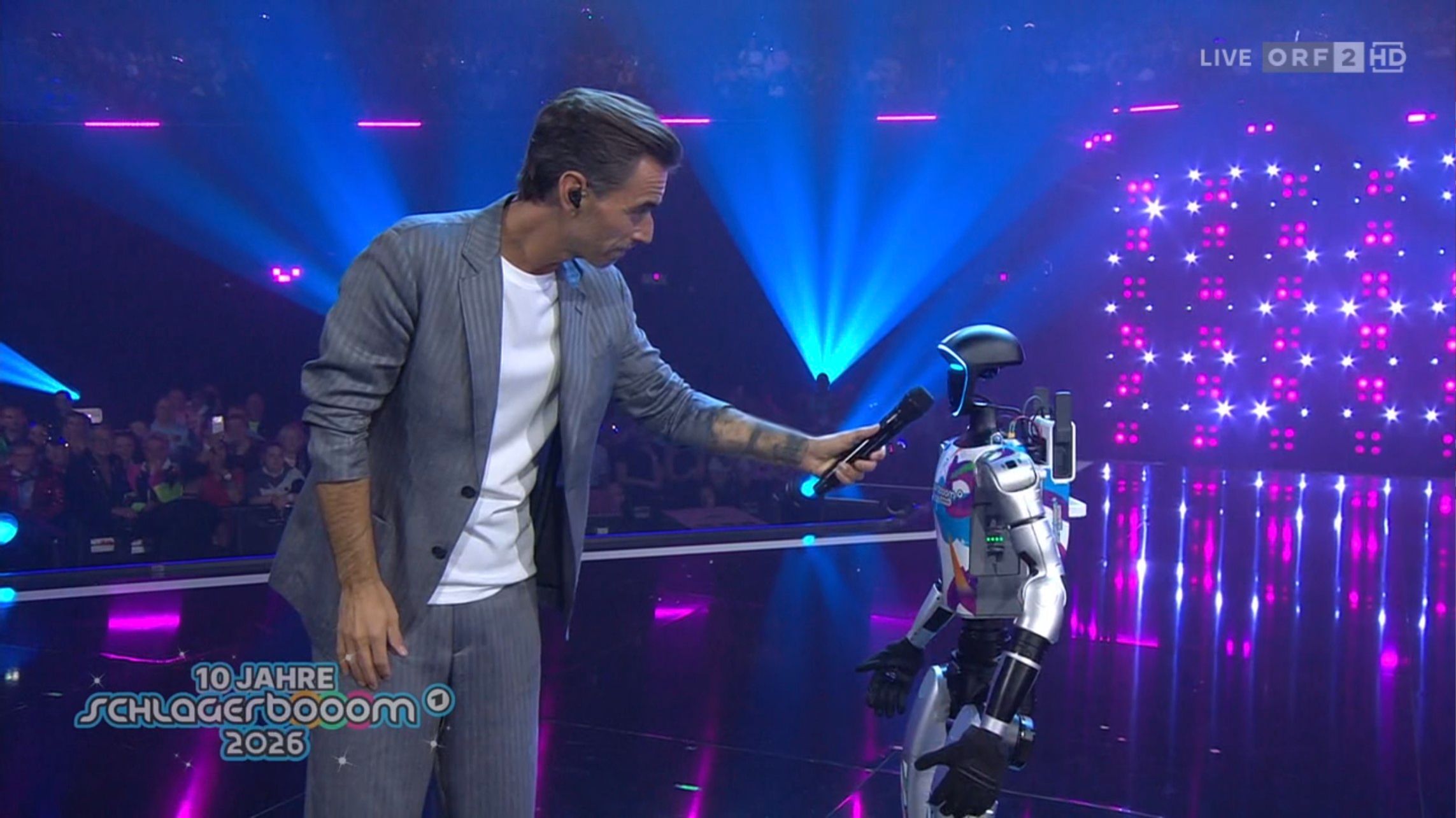 Silbereisen stellt einen Roboter als Co-Moderator vor.