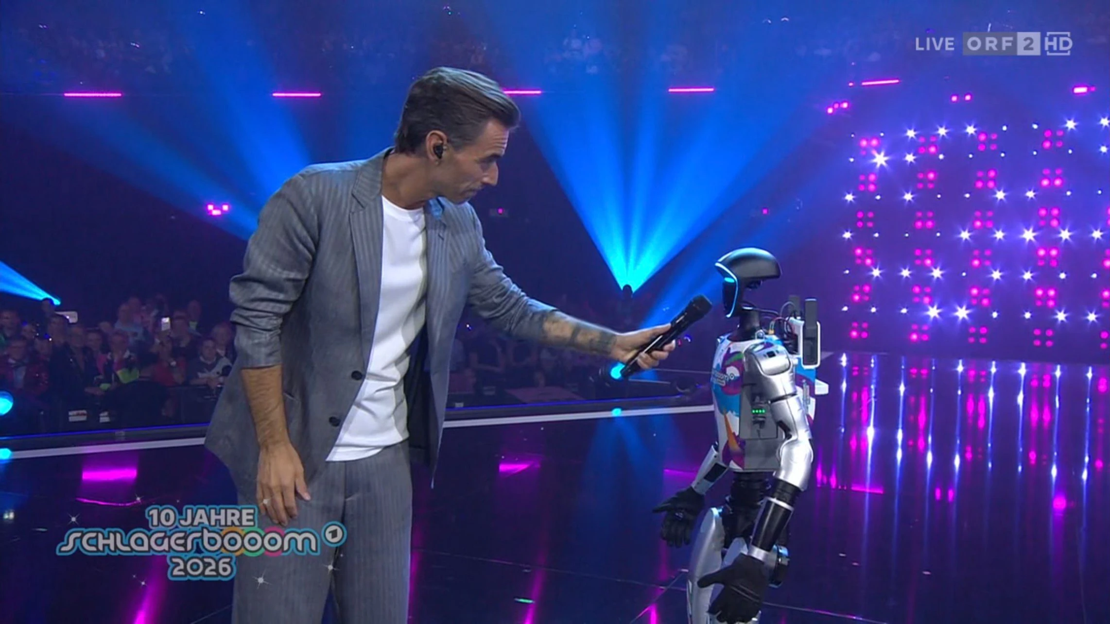 Heute.at - Skurril! Silbereisen moderiert mit Roboter im ORF