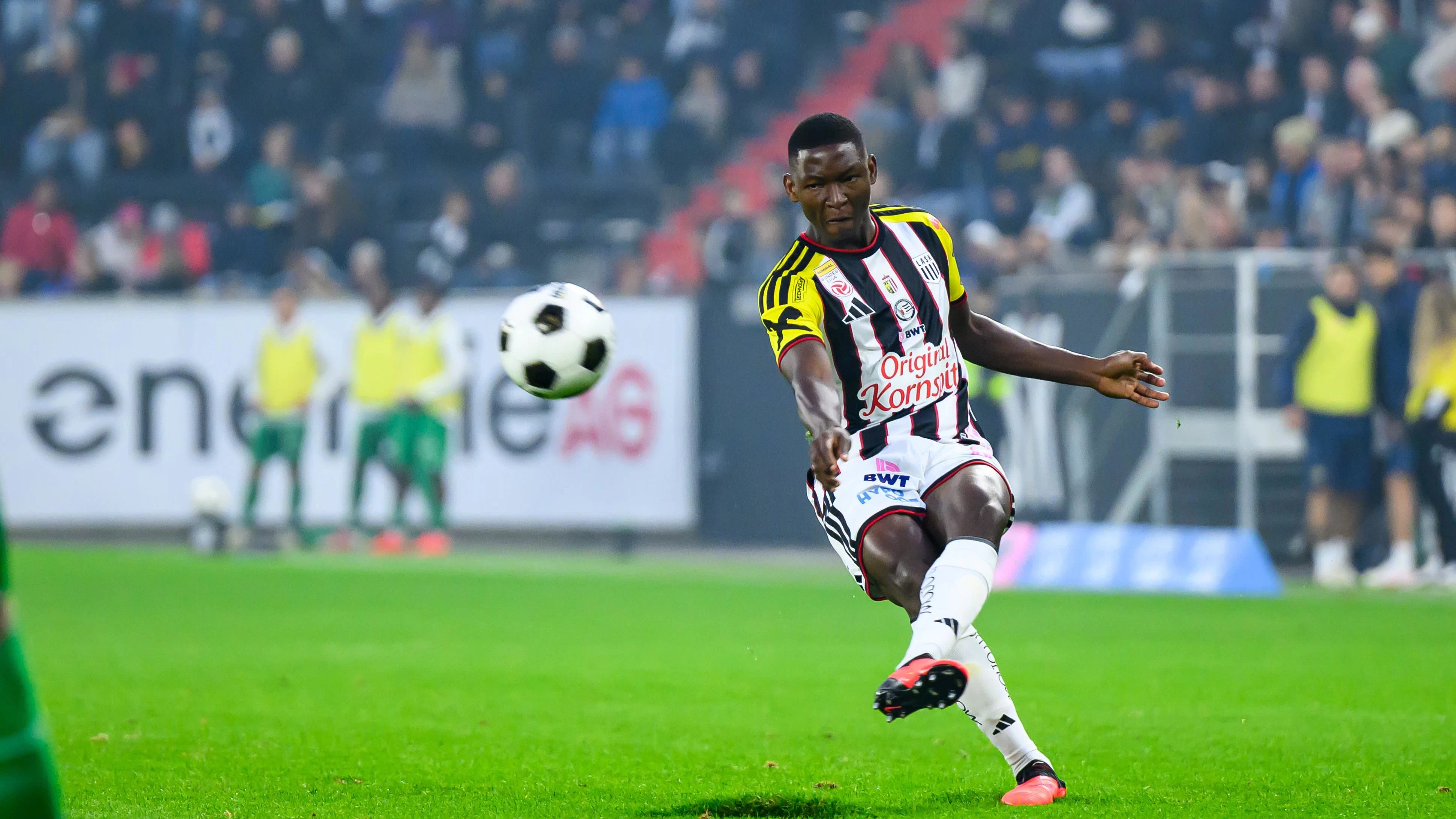 LINZ,AUSTRIA,11.OCT.26 - SOCCER - ADMIRAL Bundesliga, Linzer ASK vs SK Rapid Wien. Image shows Junior Yvan Nyabeye Dibango (LASK). Photo: GEPA pictures/ Christian Moser