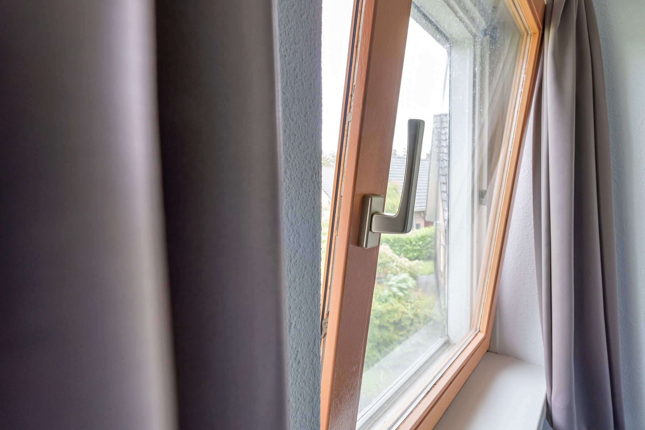 Viele Fenster bieten mehr als die üblichen Öffnungsstellungen. Eine davon ist praktisch, aber nicht für jede Situation geeignet.