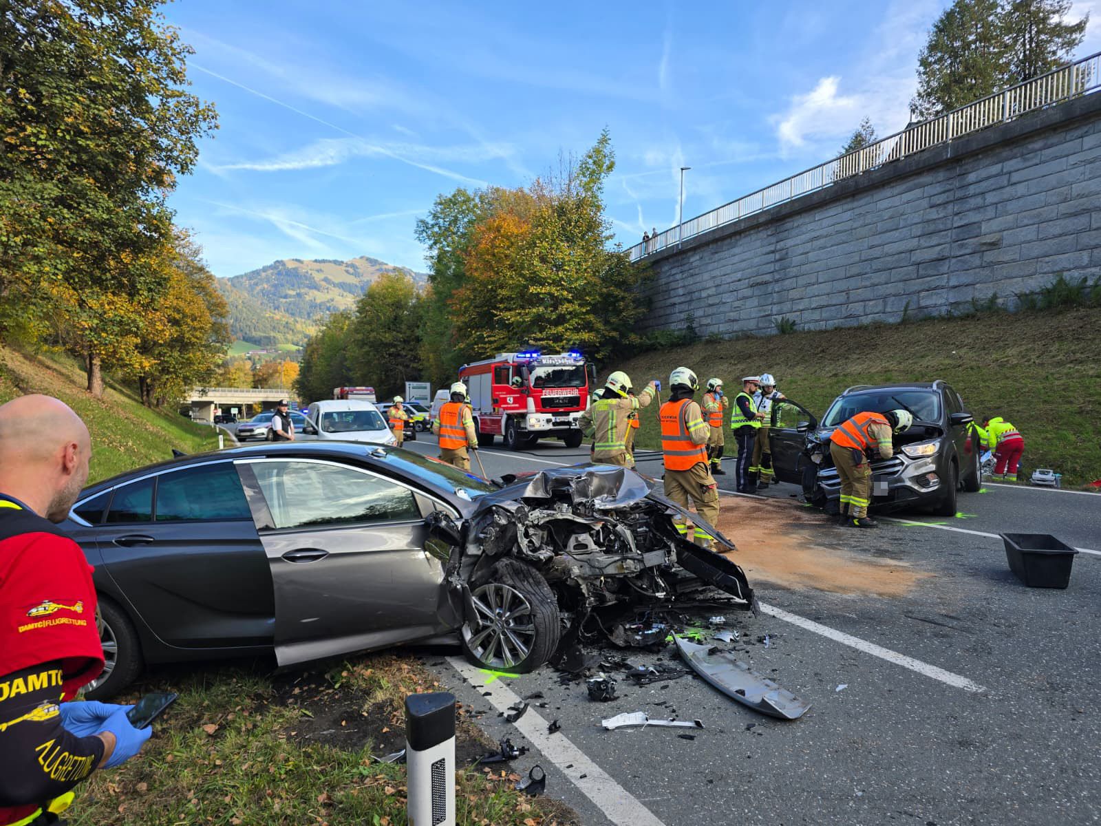Bei einem Frontalcrash in Kitzbühel wurden vier Menschen verletzt.