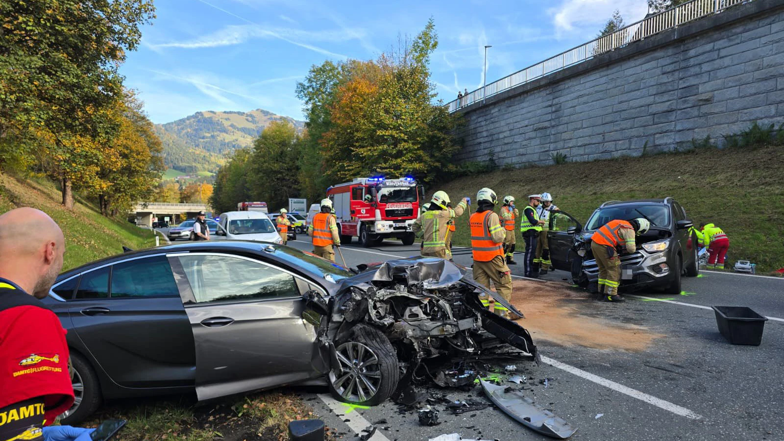 Gaffer-Chaos nach schwerem Crash mit vier Verletzten