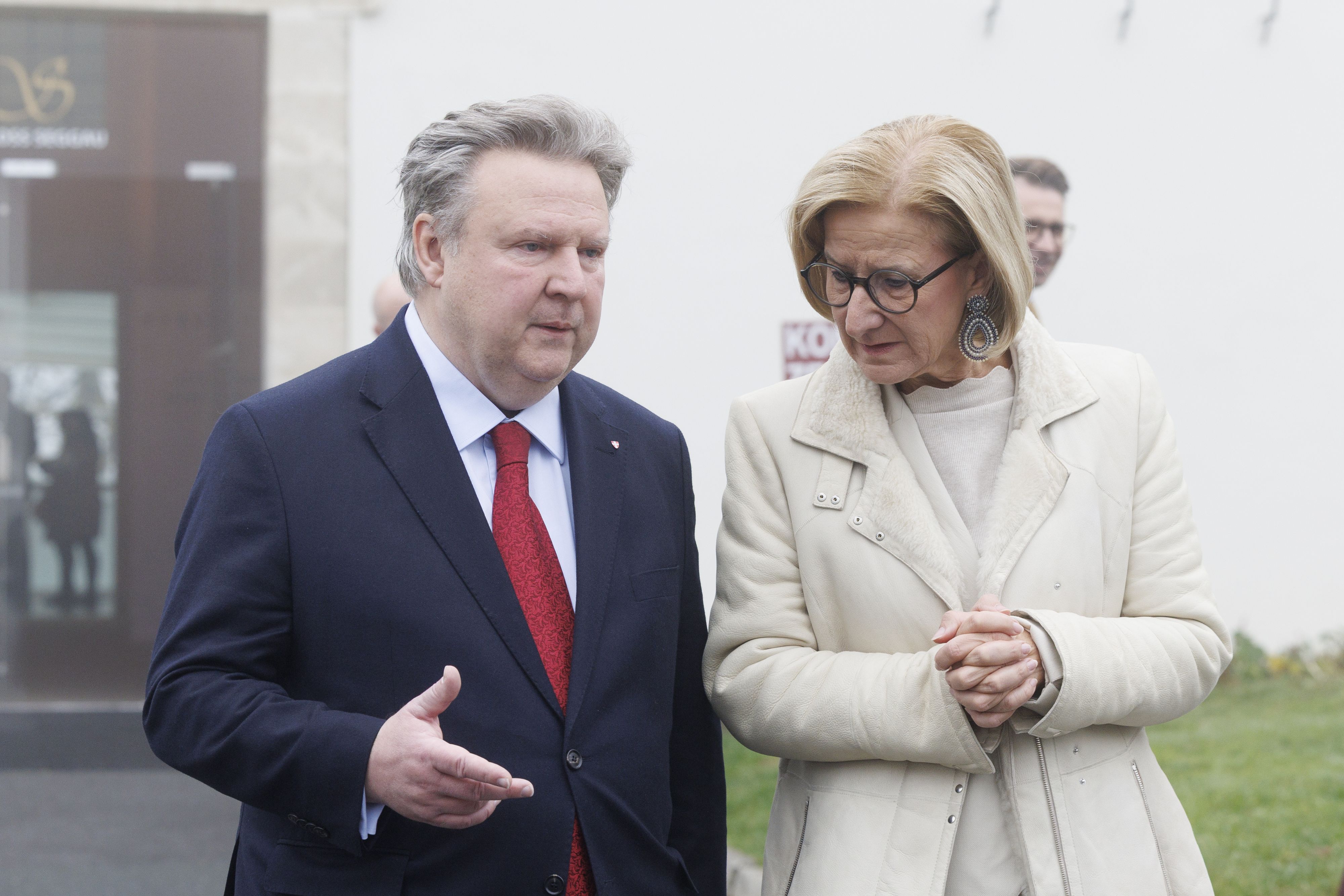 Der Landeshauptmann von Wien, Michael Ludwig (SPÖ /links) und die Landeshauptfrau von Niederösterreich, Johanna Mikl-Leitner (ÖVP) am Freitag, 14. November 2025, bei der Landeshauptleutekonferenz im Schloss Seggau in Seggauberg.