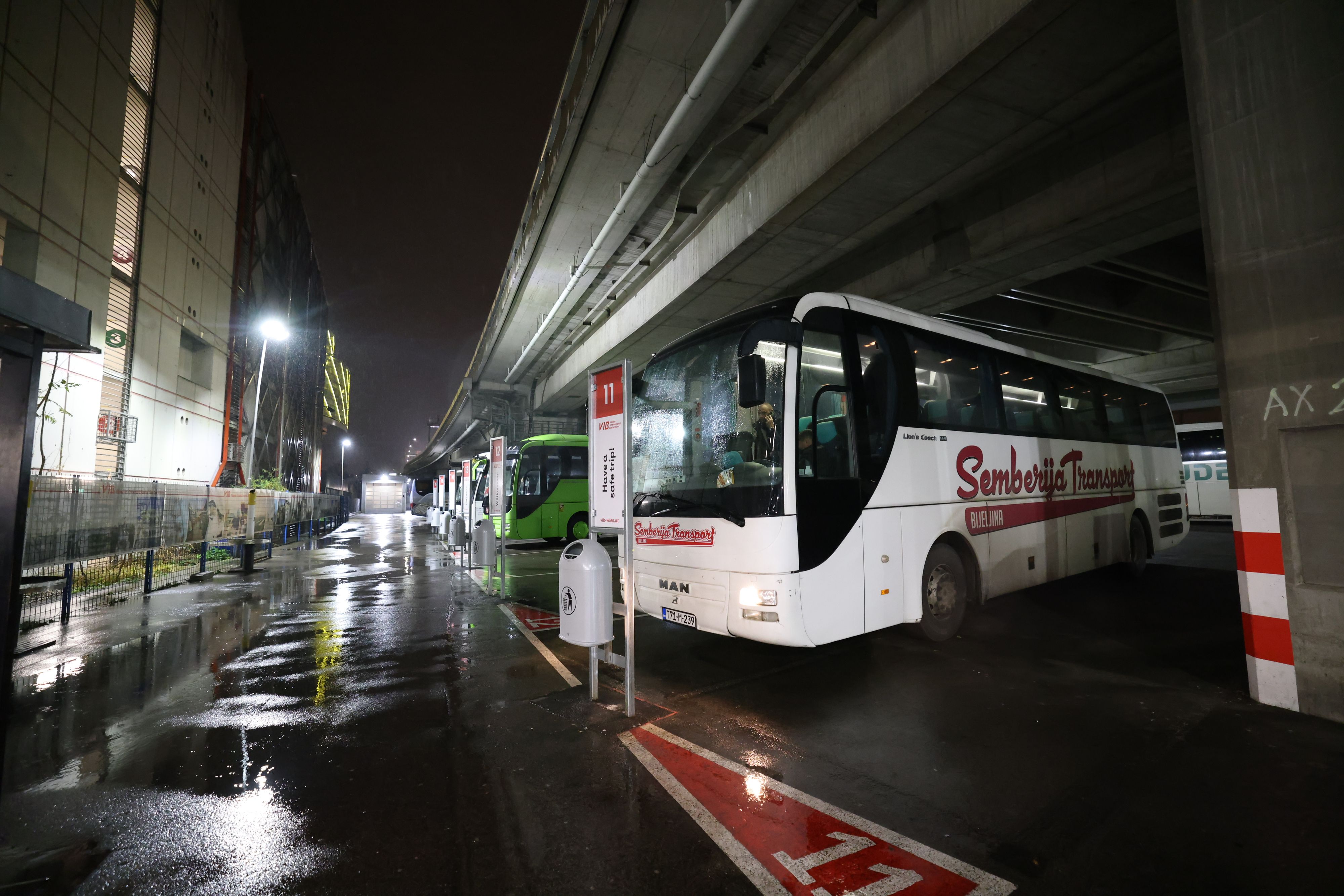 Der Busbahnhof Erdberg direkt unter der Tangente ist bald Geschichte.