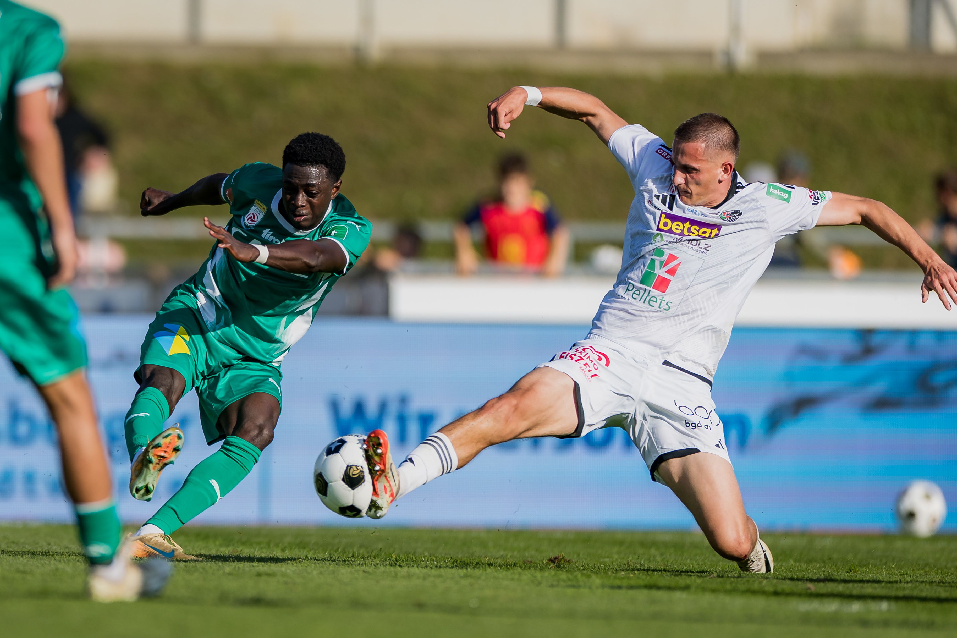 Michael Oluwakorede Olakigbe (WSG Tirol) und Fabian Wohlmuth (Wolfsberg) im Zweikampf. 