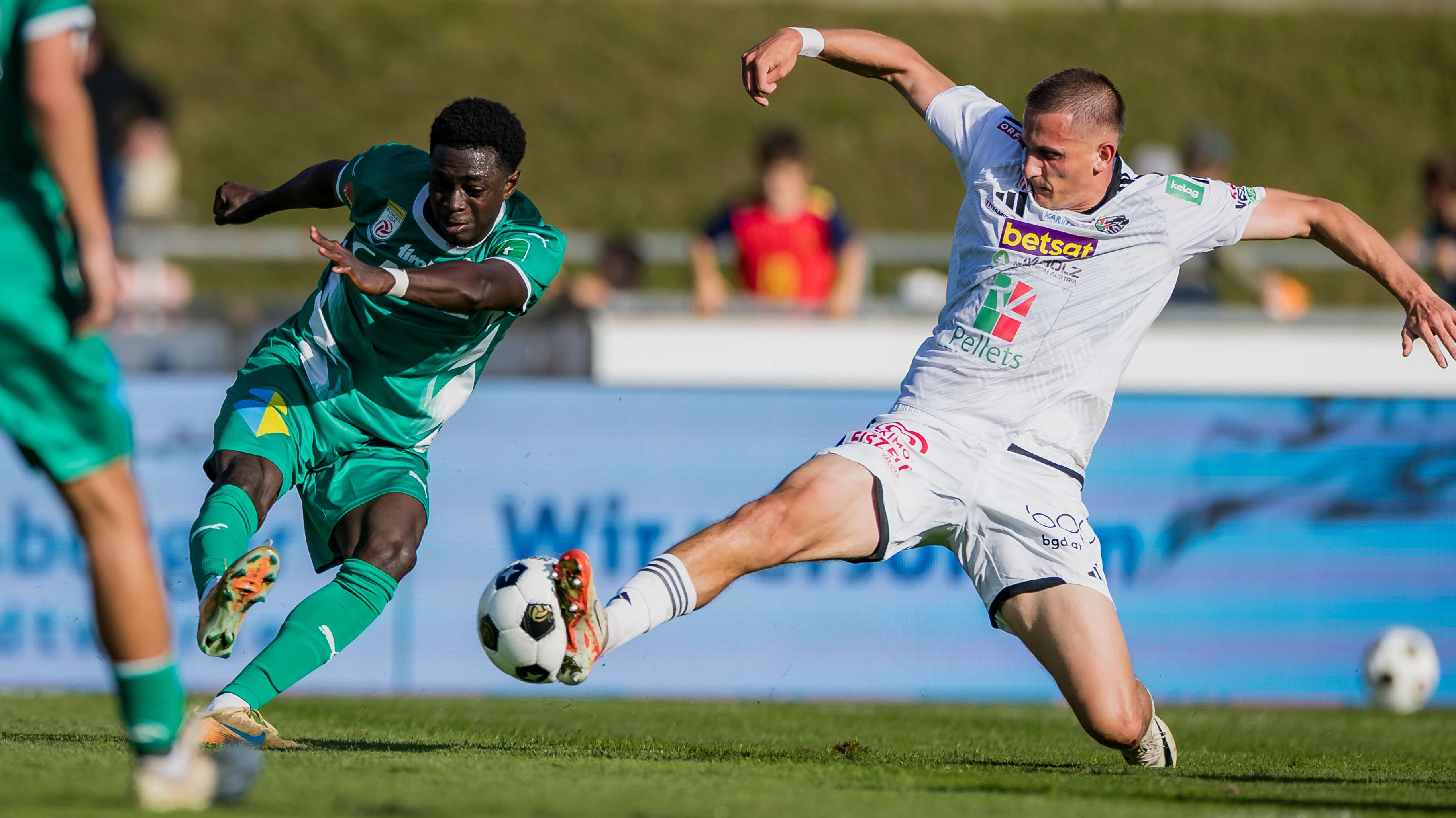 Michael Oluwakorede Olakigbe (WSG Tirol) und Fabian Wohlmuth (Wolfsberg) im Zweikampf. 