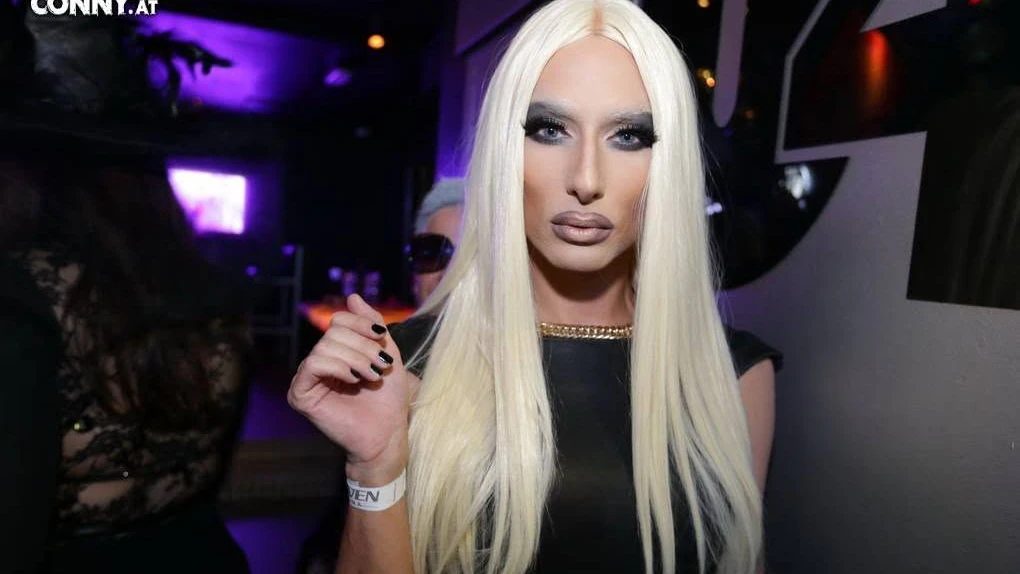 2013 verwandelte sich Conchita in Donatella Versace