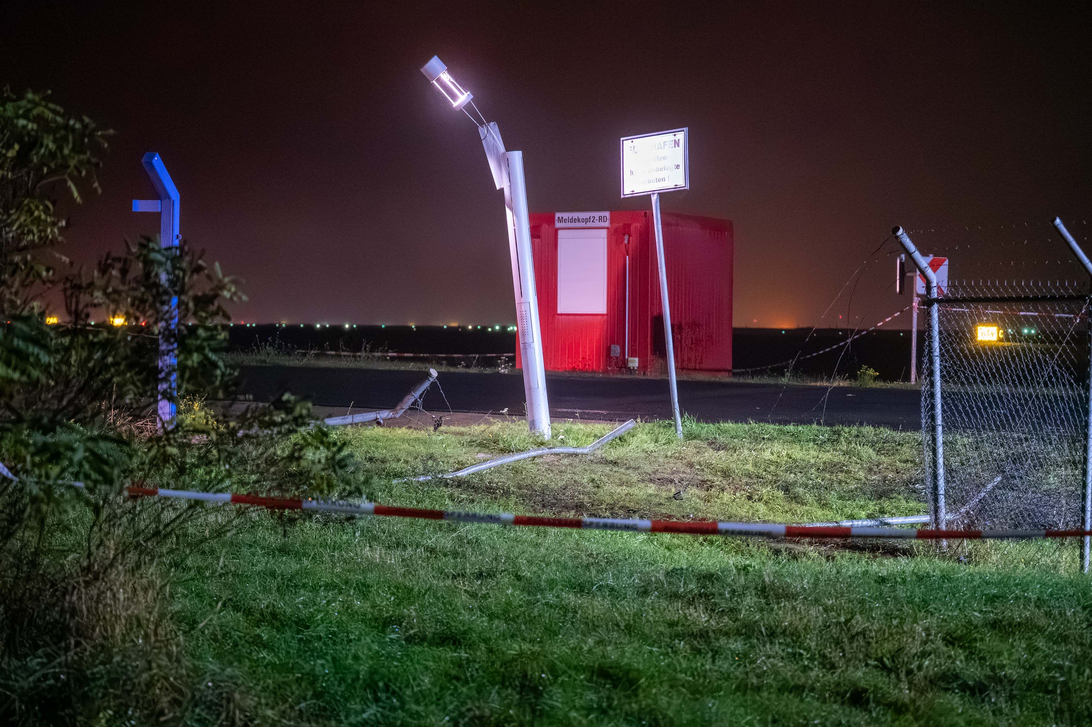 18. Oktober 2026: Ein beschädigter Flughafenzaun am Flughafen Leipzig/Halle. Laut einer Polizeimeldung ist derzeit unklar, ob sich unbefugte Personen auf dem Flughafengelände befinden. Was die Ursache für die Beschädigung des Zauns ist, war zunächst nicht bekannt. 