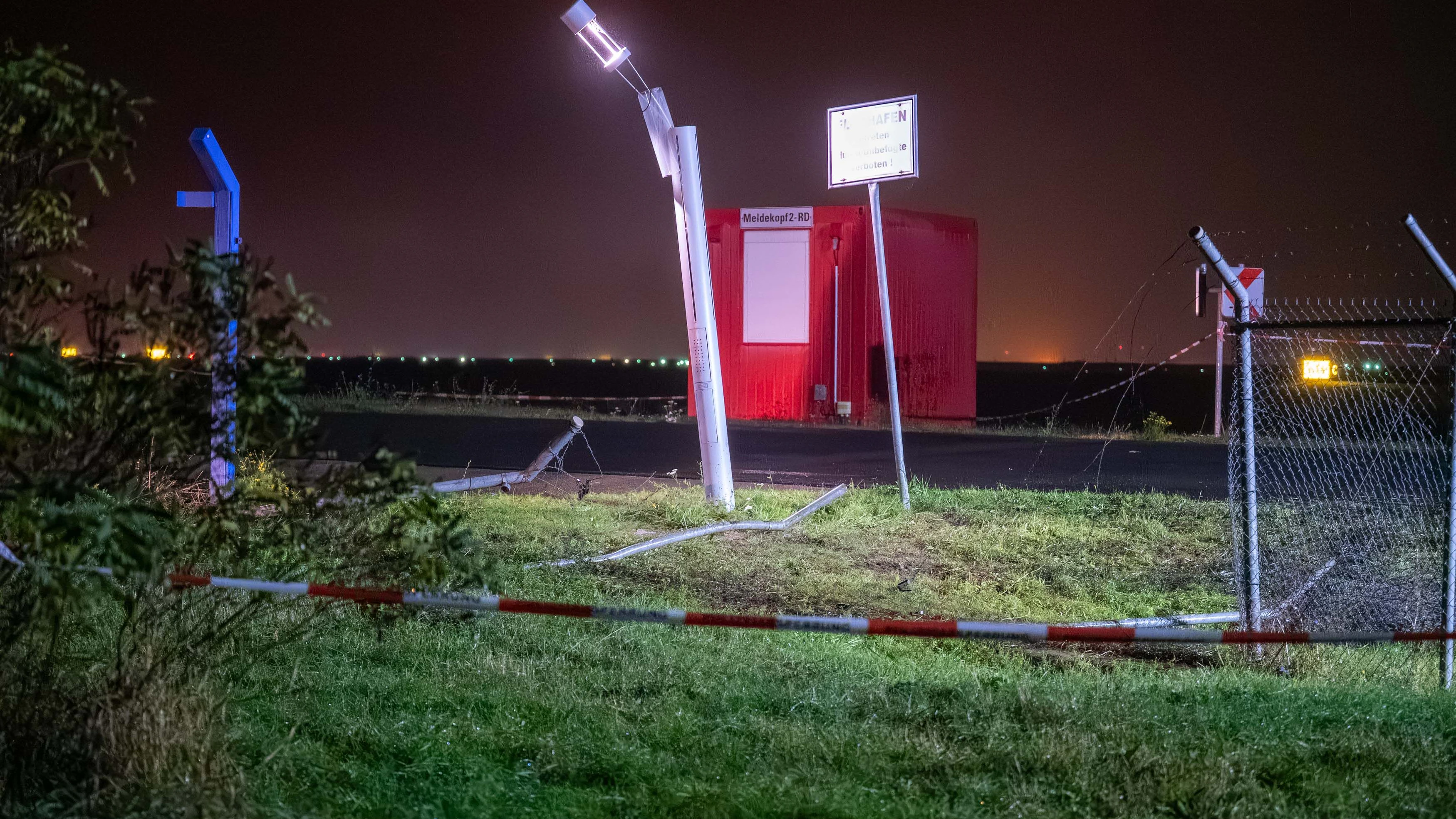 18. Oktober 2026: Ein beschädigter Flughafenzaun am Flughafen Leipzig/Halle. Laut einer Polizeimeldung ist derzeit unklar, ob sich unbefugte Personen auf dem Flughafengelände befinden. Was die Ursache für die Beschädigung des Zauns ist, war zunächst nicht bekannt. 
