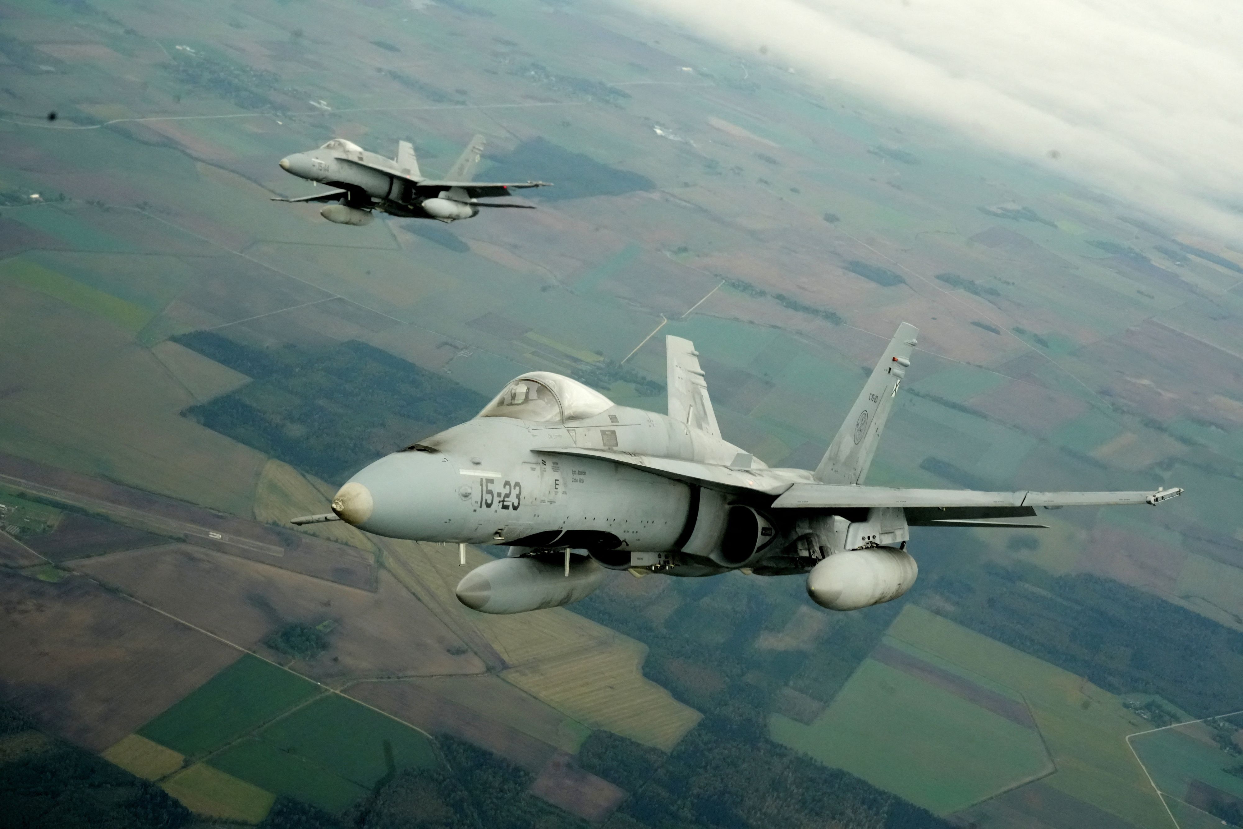 Kampfflugzeuge vom Typ F-18 der spanischen Luftwaffe fliegen über Litauen – im Rahmen einer NATO-Medienreise auf dem Luftwaffenstützpunkt Šiauliai, Litauen, am 30. September 2026.