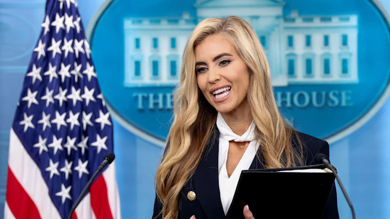 Sie sah es nicht kommen. Donald Trumps neue Pressesprecherin Katie Zacharia gab gerade ein Interview, als sie zu einer Besprechung gerufen wurde – und nicht mehr zurückkehrte. Rückblick auf fünf Tage, die selbst für das Weiße Haus unter Trump ungewöhnlich waren.