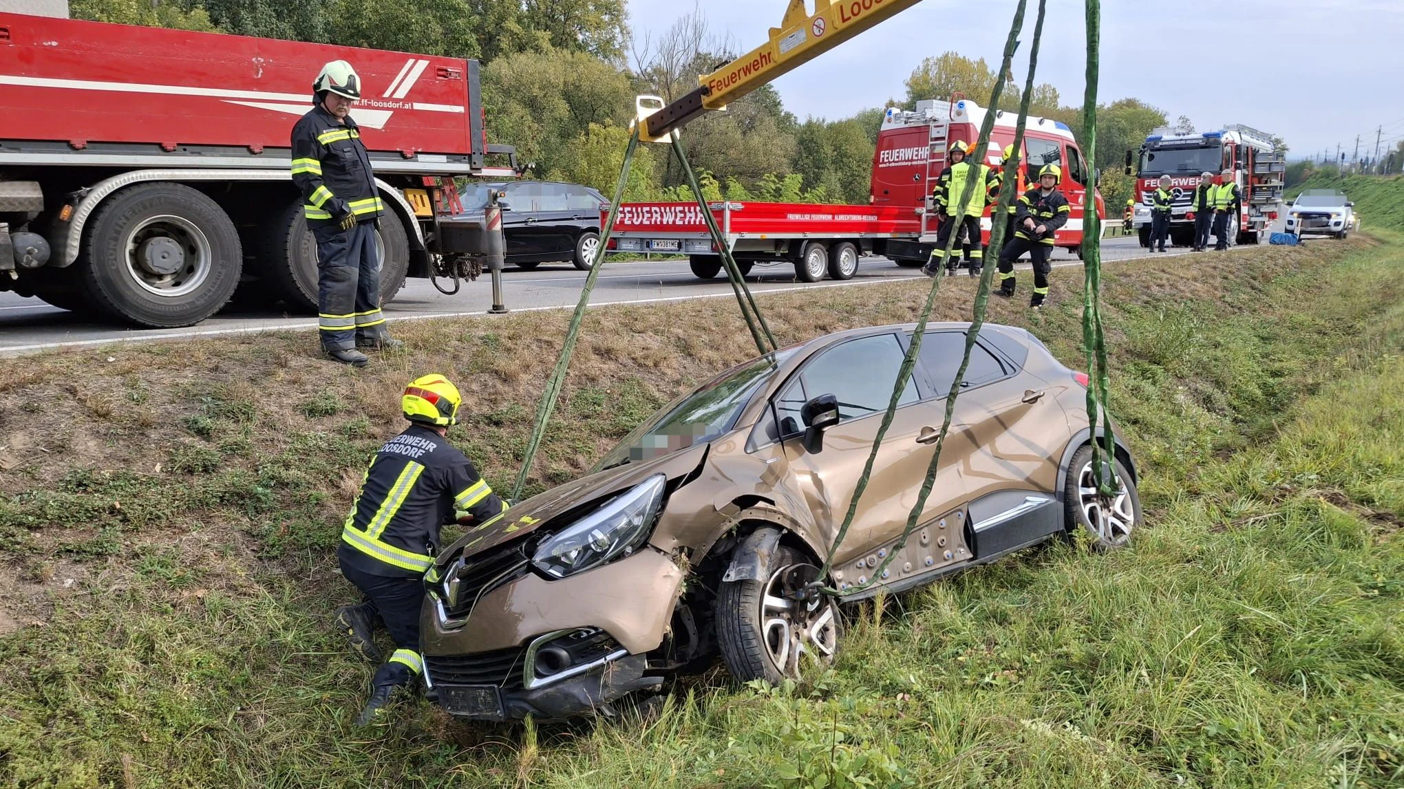Heute.at - Unfall auf B1 – Feuerwehr muss Kran anfordern