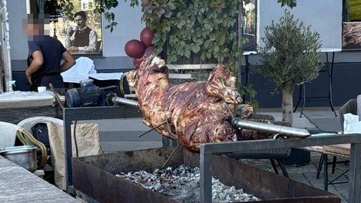 Wiener Wirt grillt ganzes Kalb im Schanigarten