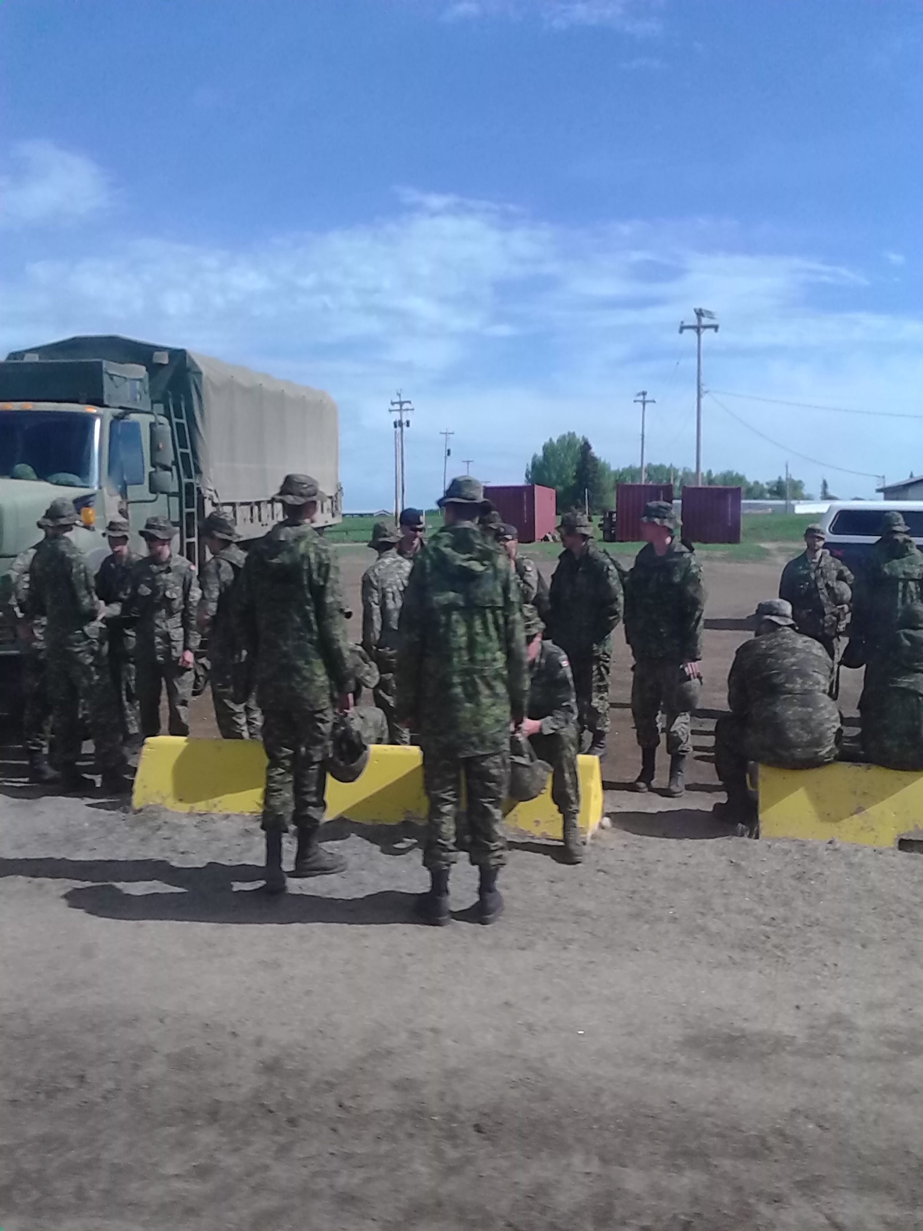 Eine Gruppe von Soldaten wartet darauf, von einem Militärstützpunkt aus entsandt zu werden.