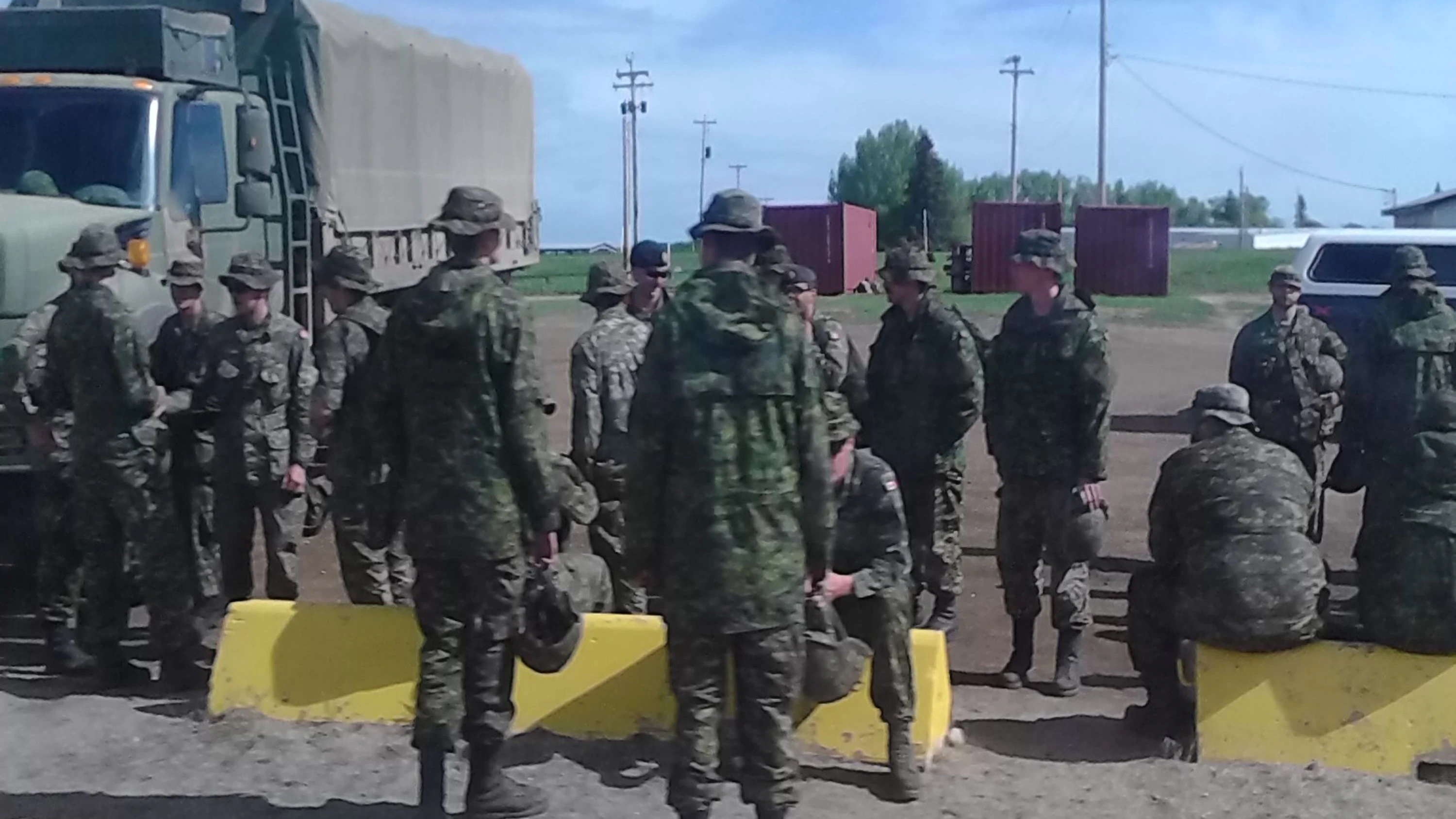 Eine Gruppe von Soldaten wartet darauf, von einem Militärstützpunkt aus entsandt zu werden.