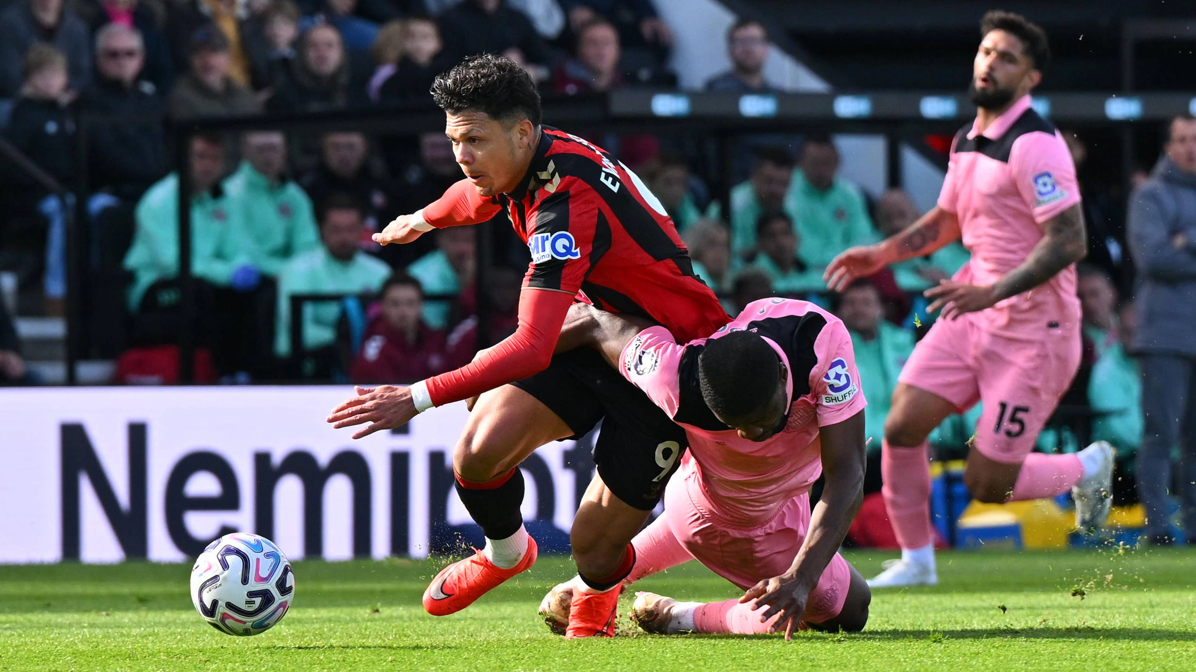 Heute.at - ÖFB-Star Danso fliegt nach Notbremse vom Platz