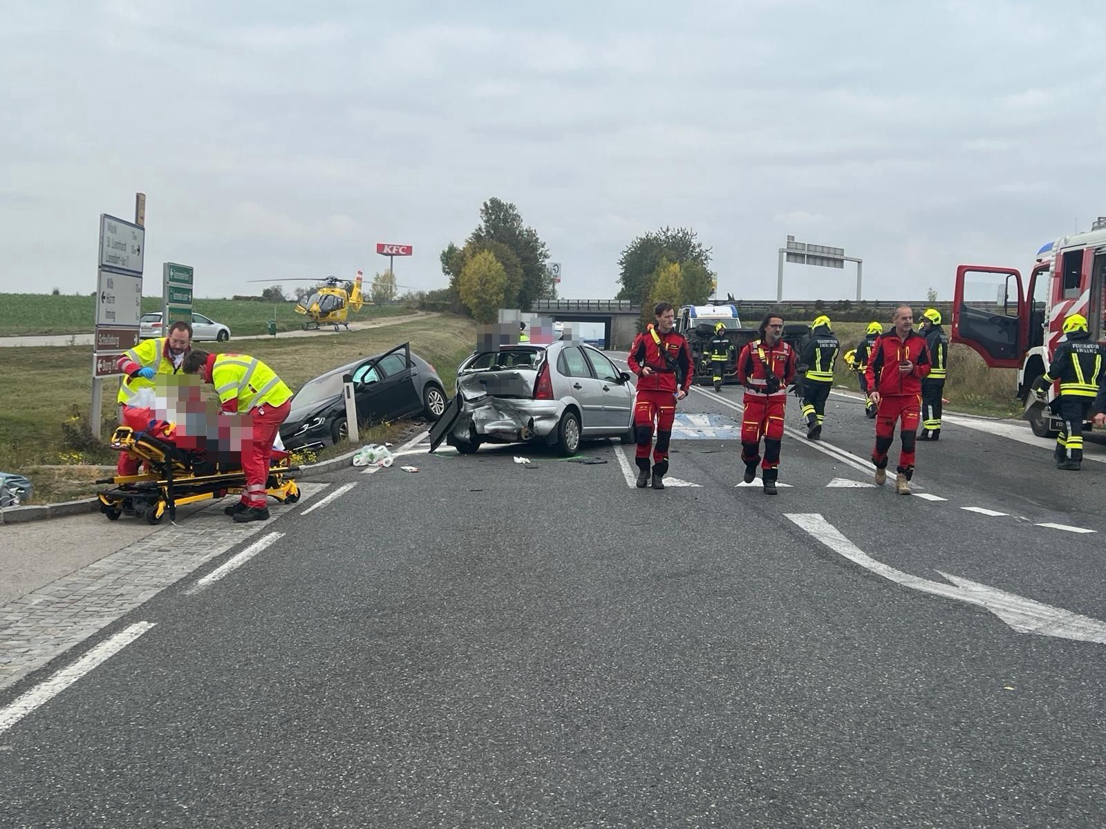 Heute.at - Schwerer Unfall mit drei Autos fordert Verletzte