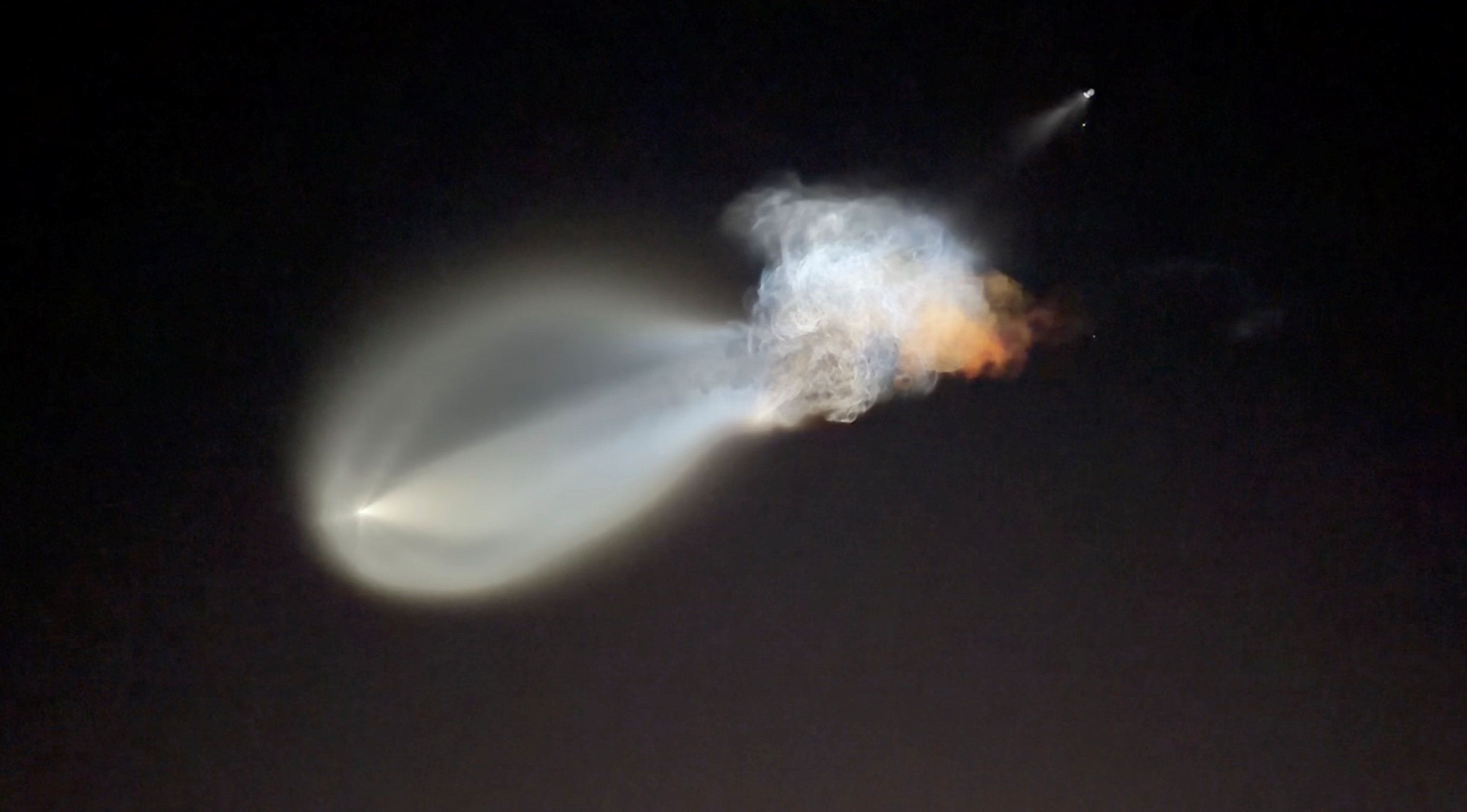  Was wie ein KI-generierter Fake aussieht, ist tatsächlich ein echtes Phänomen, das unter bestimmten Bedingungen nach Raketenstarts auftreten kann.