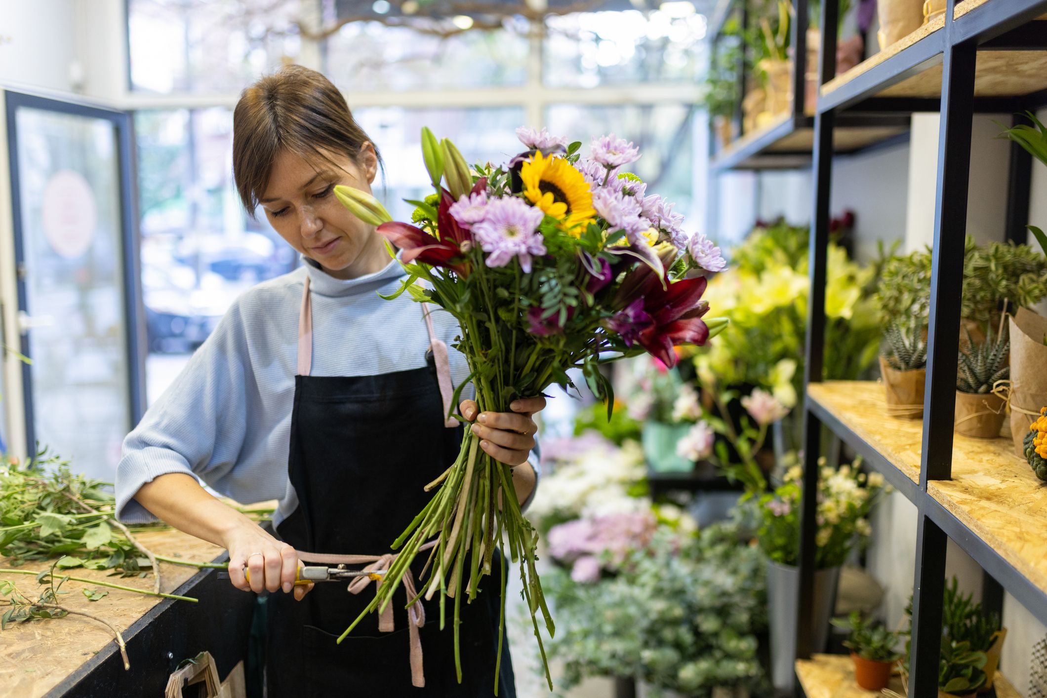 Blumen binden, Sträuße gestalten und Kunden beraten: So viel verdienen Floristinnen und Floristen laut Kollektivvertrag 2026.