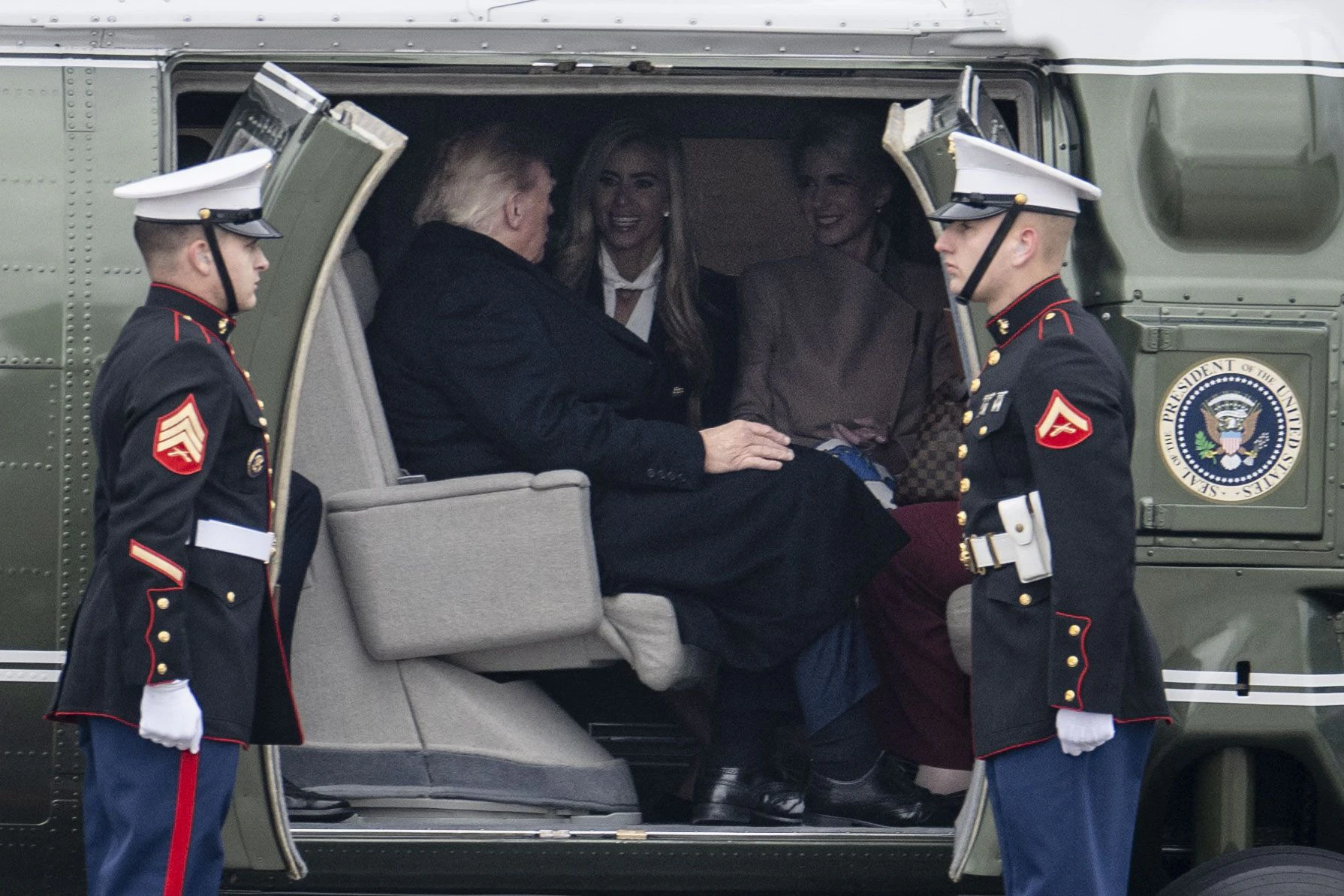 Donald Trump und seine Fan-Girls: Natalie Harp (r.) und Katie Zacharia mit dem Präsidenten an Bord des Hubschraubers Marine One