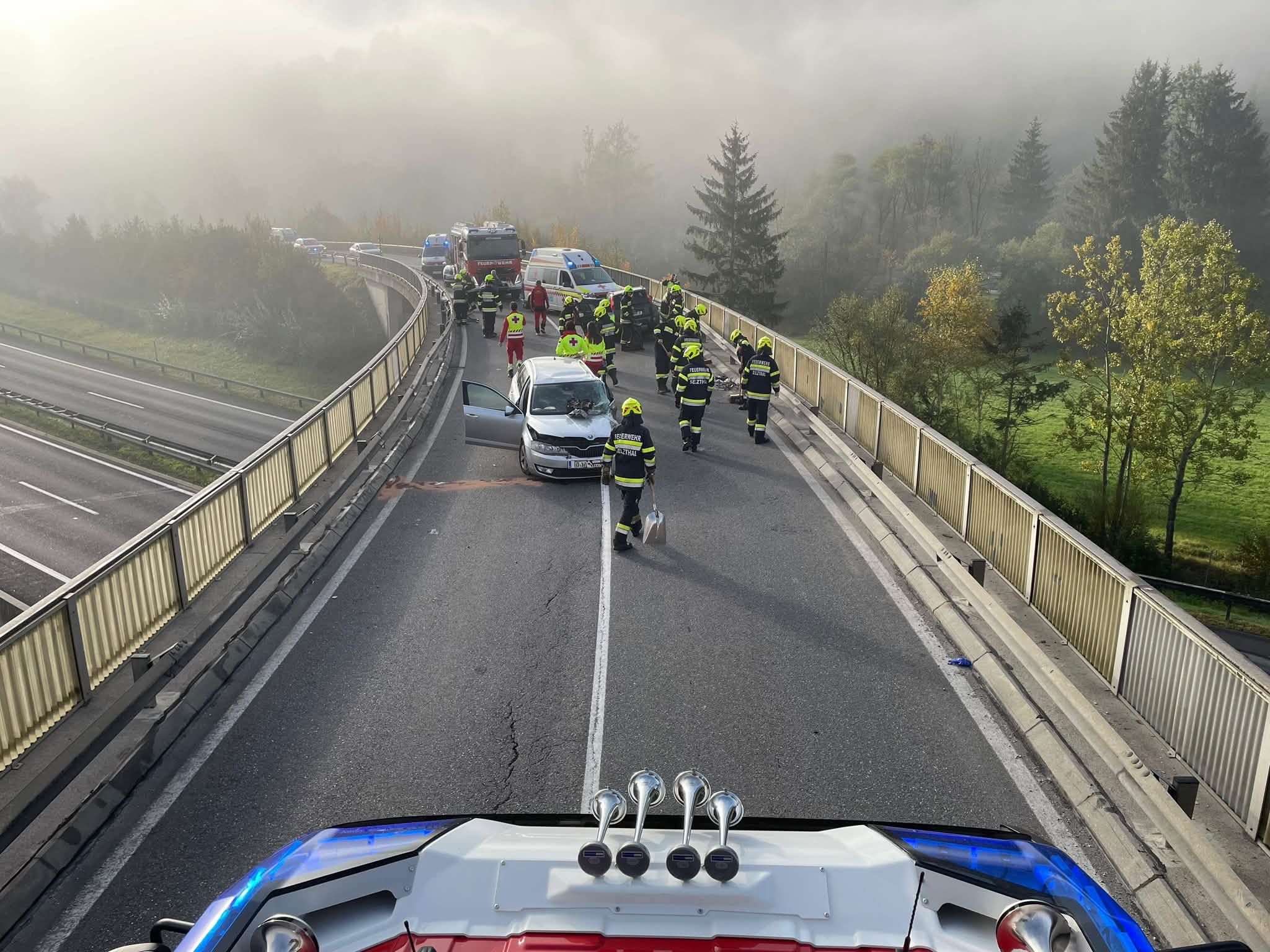 Ein Alkolenker (20) krachte bei Selzthal frontal in ein Auto. Drei Personen wurden verletzt, eine Frau eingeklemmt.