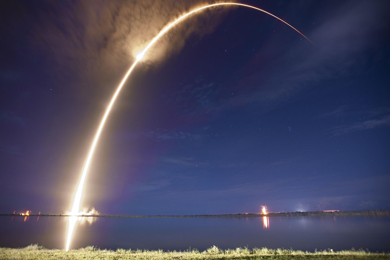 Spektakulärer Raketenstart in der Nacht