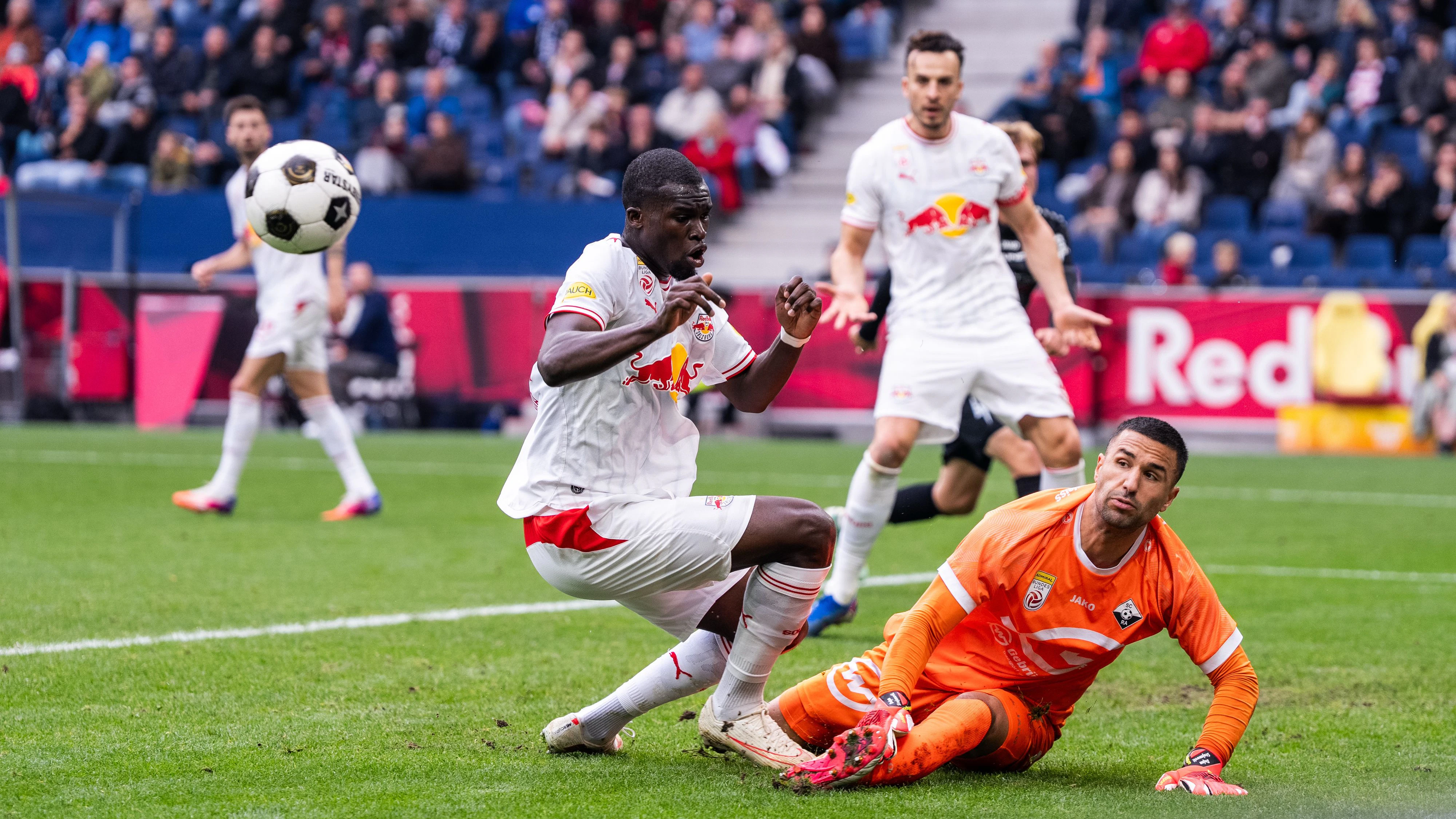 Heute.at - LIVE: Salzburg legt per Traumfreistoß zum 2:0 nach