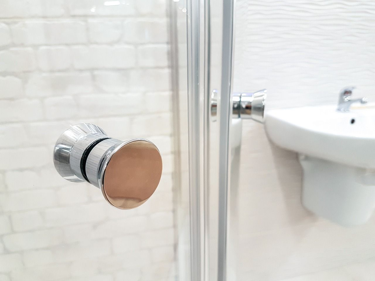 Moderne Glasdusche im Badezimmer