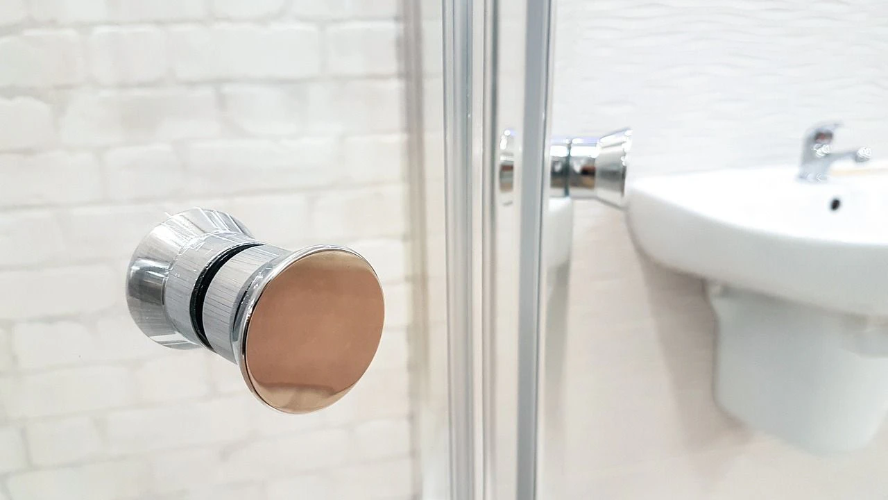 Heute.at - Klarspüler-Trick hält die Dusche kalkfrei