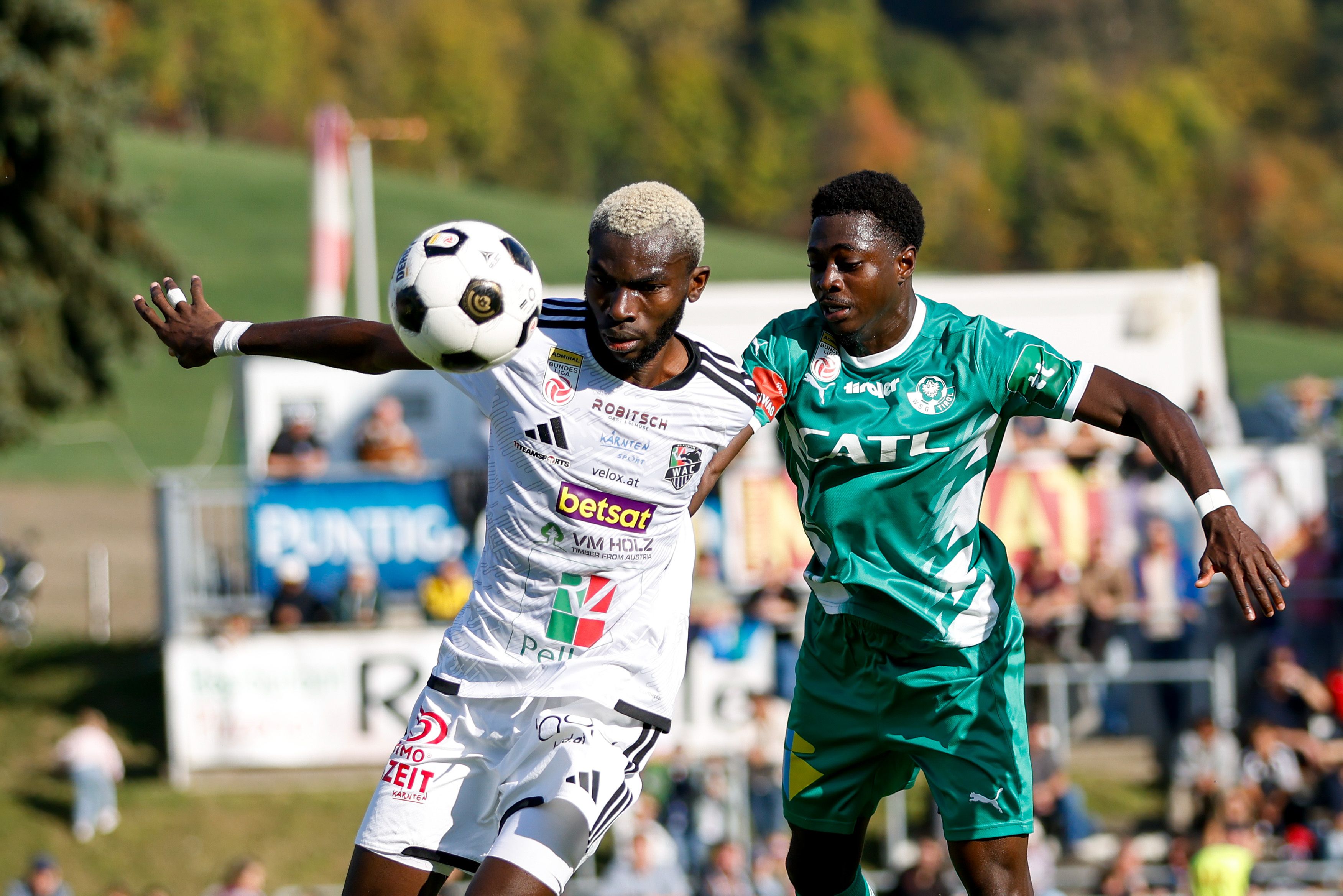 Cheick Mamadou Diabate (WAC) und Michael Oluwakorede Olakigbe (Wattens) im Zweikampf. 